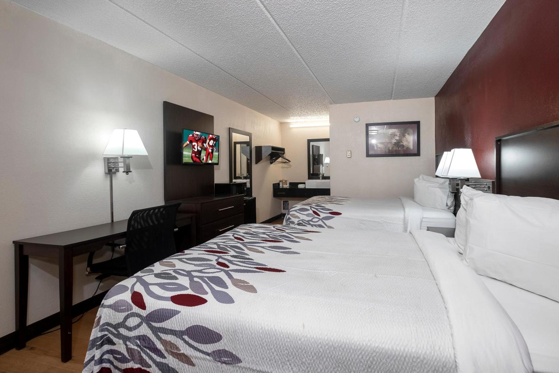 Red Roof Inn Champaign - University photo 15