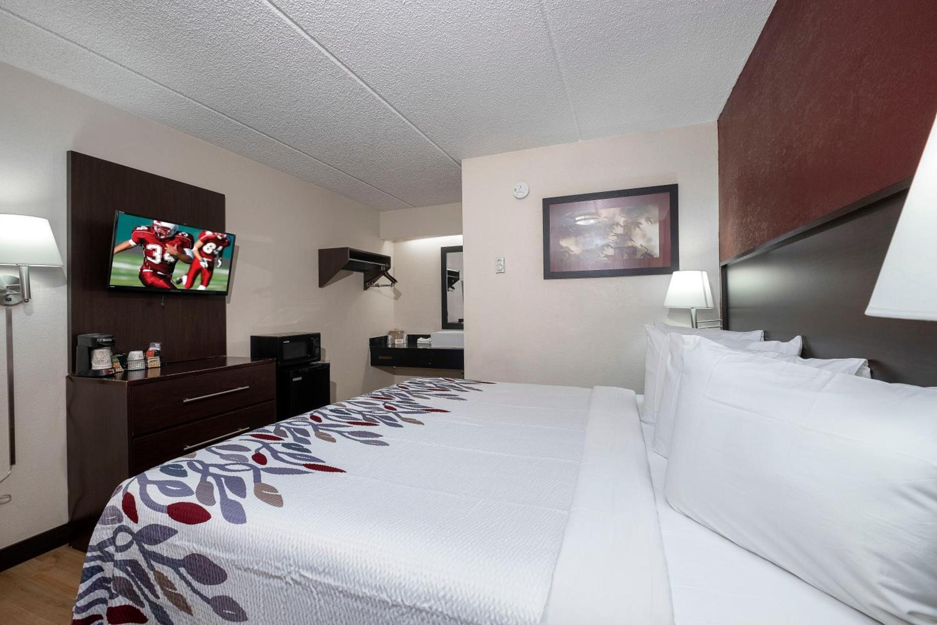 Red Roof Inn Champaign - University photo 19
