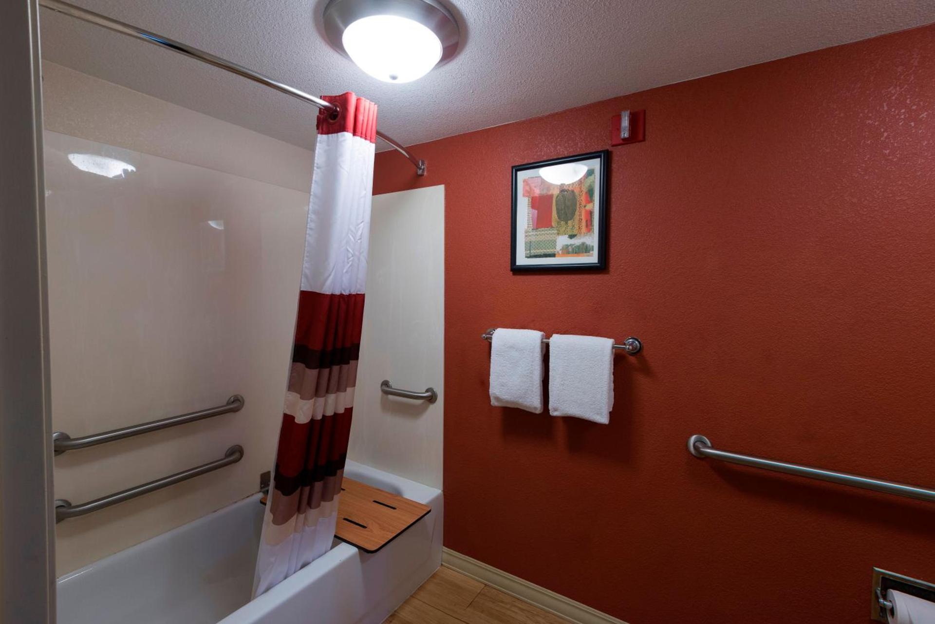 Red Roof Inn Dayton North Airport photo 22