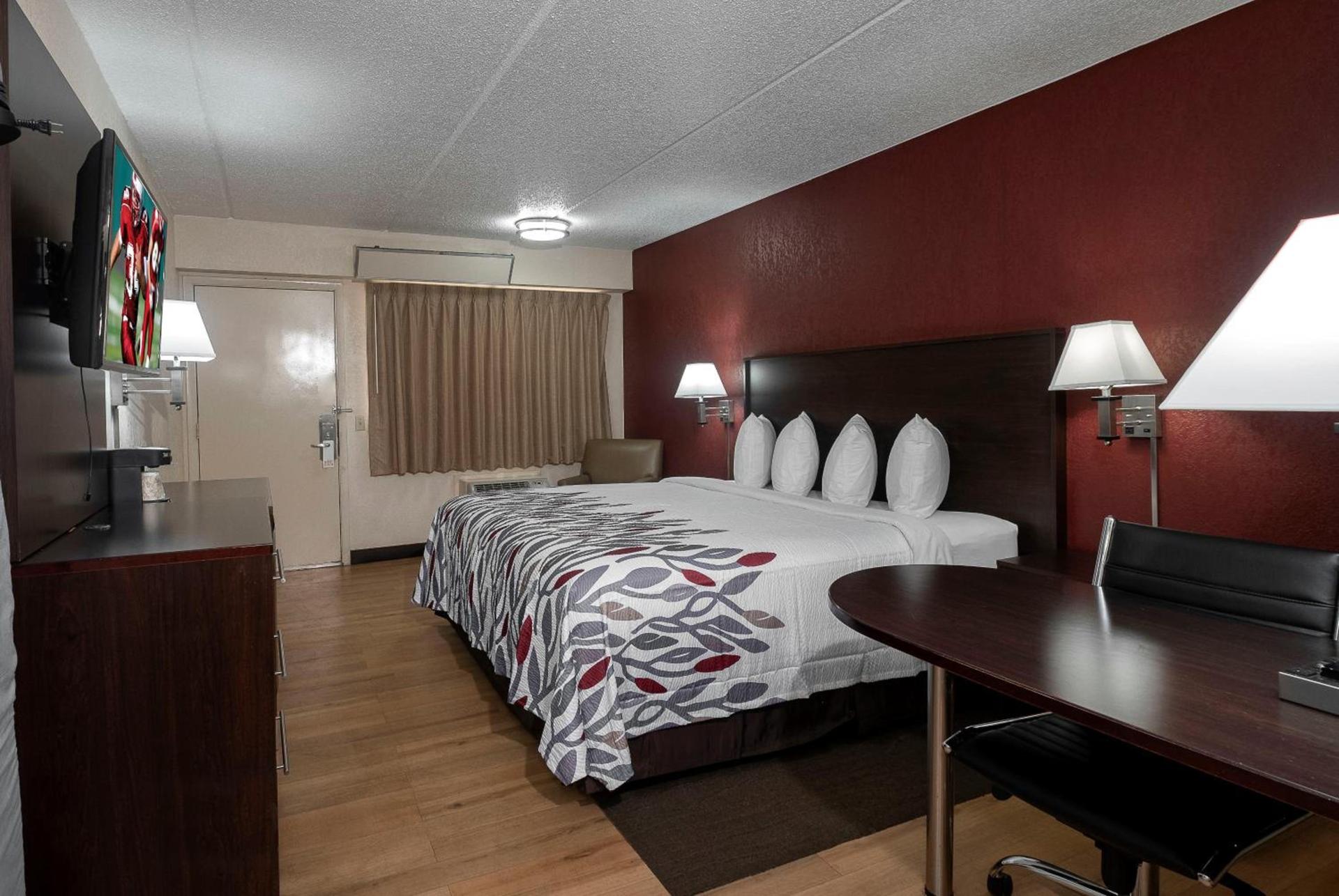 Red Roof Inn Champaign - University photo 9