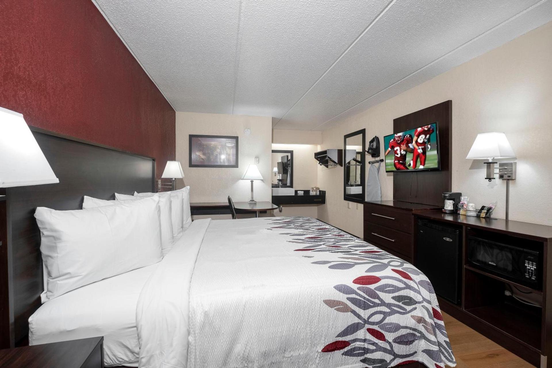 Red Roof Inn Champaign - University photo 10