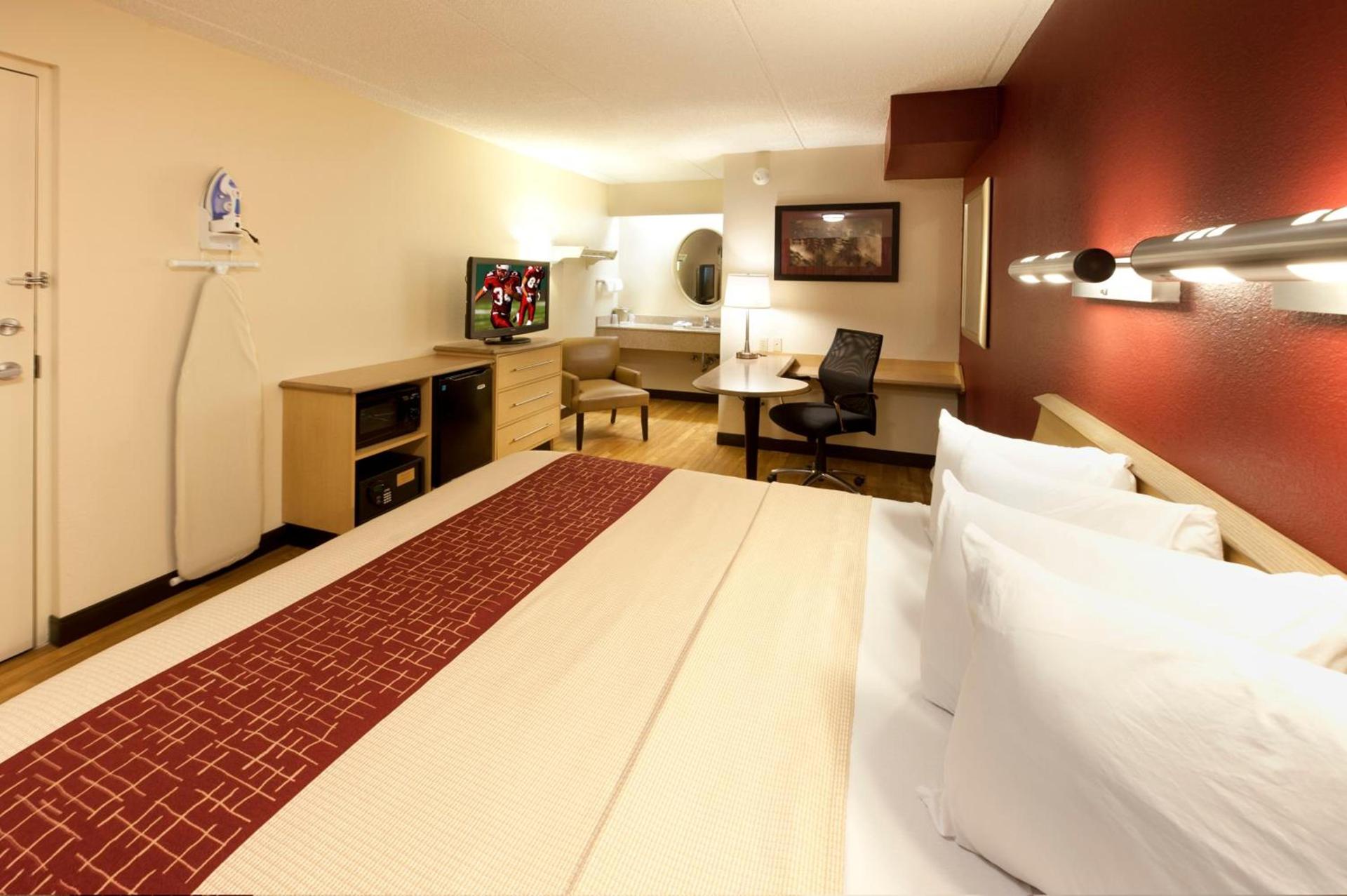 Red Roof Inn Dayton North Airport photo 8