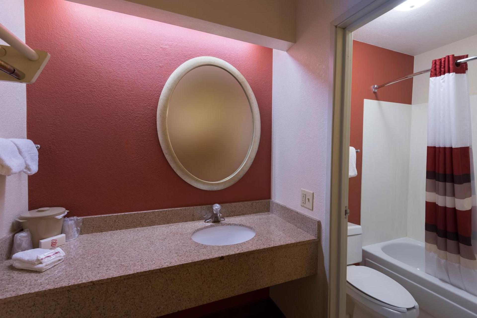 Red Roof Inn Dayton North Airport photo 21