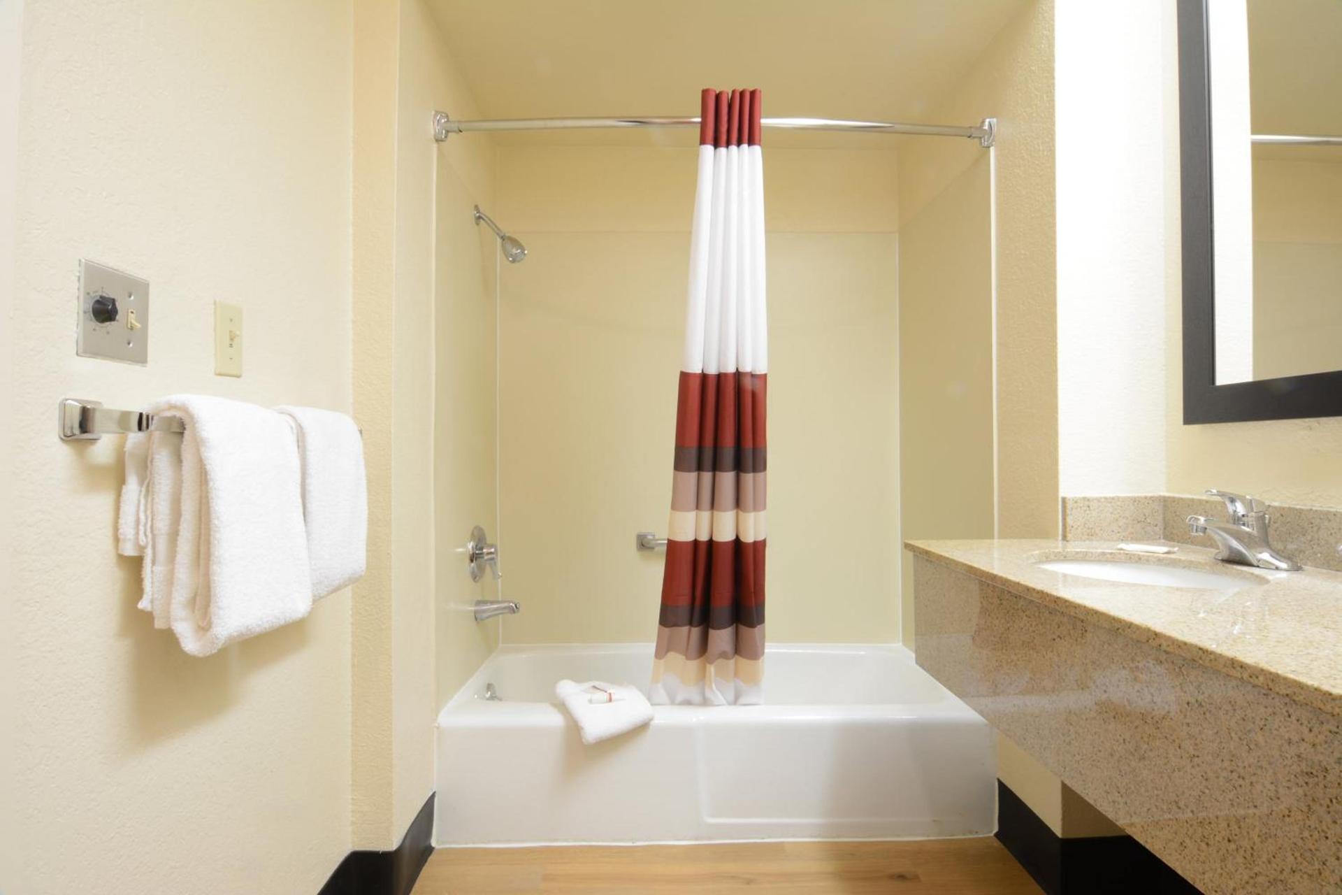 Red Roof Inn San Dimas - Fairplex photo 23