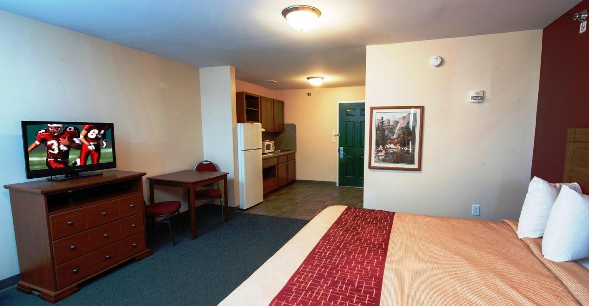 Red Roof Inn & Suites Dickinson photo 14