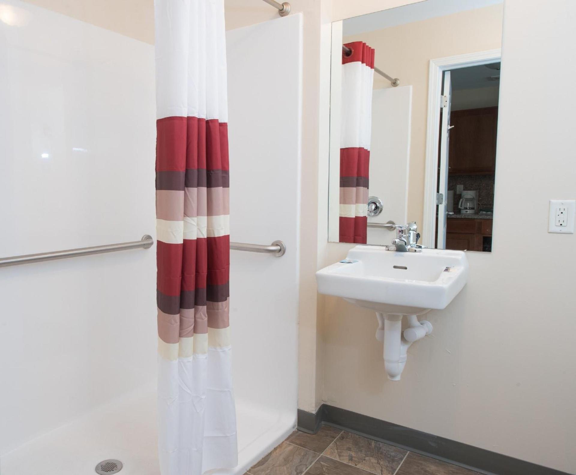 Red Roof Inn & Suites Dickinson photo 34