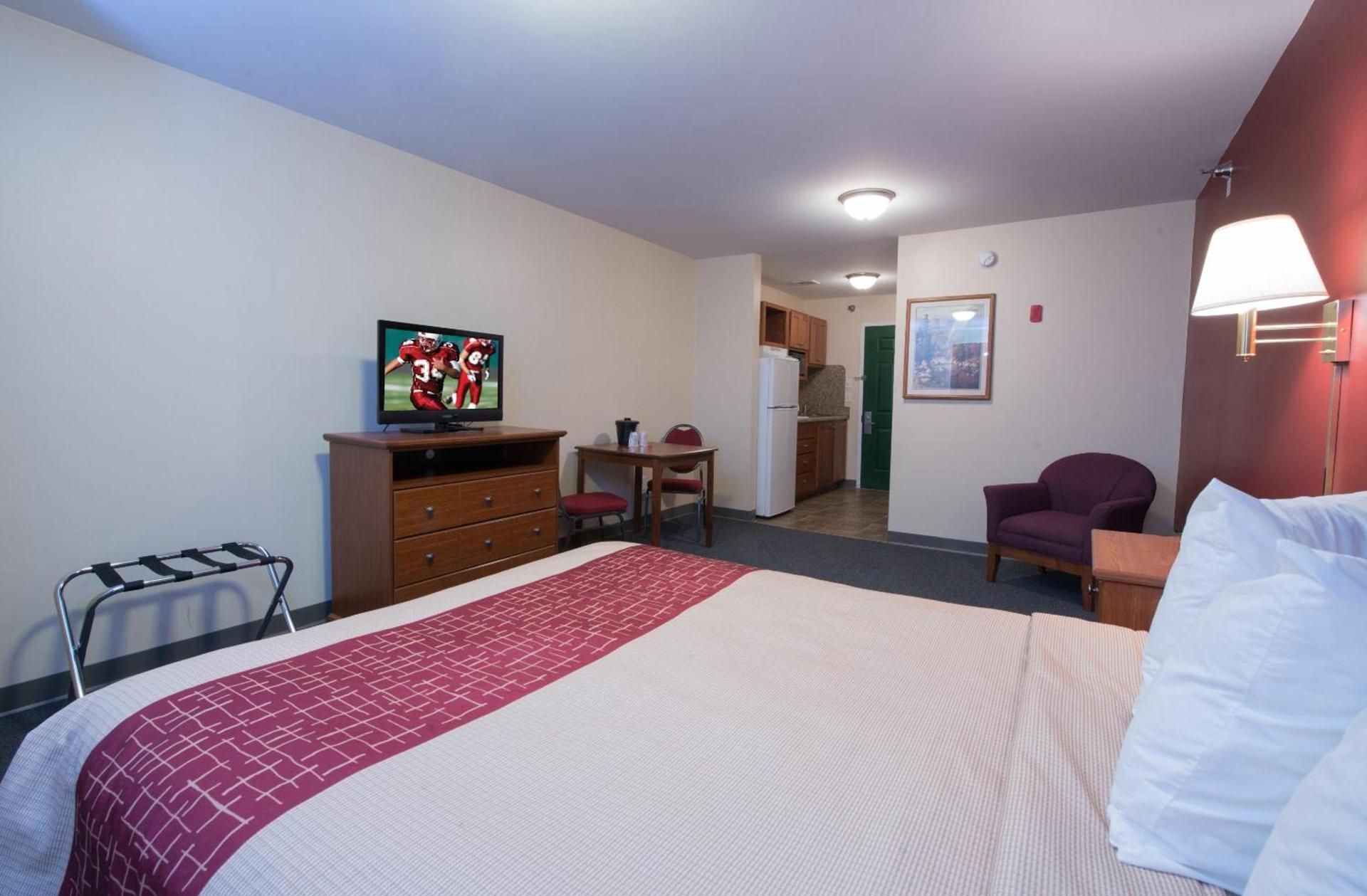 Red Roof Inn & Suites Dickinson photo 16