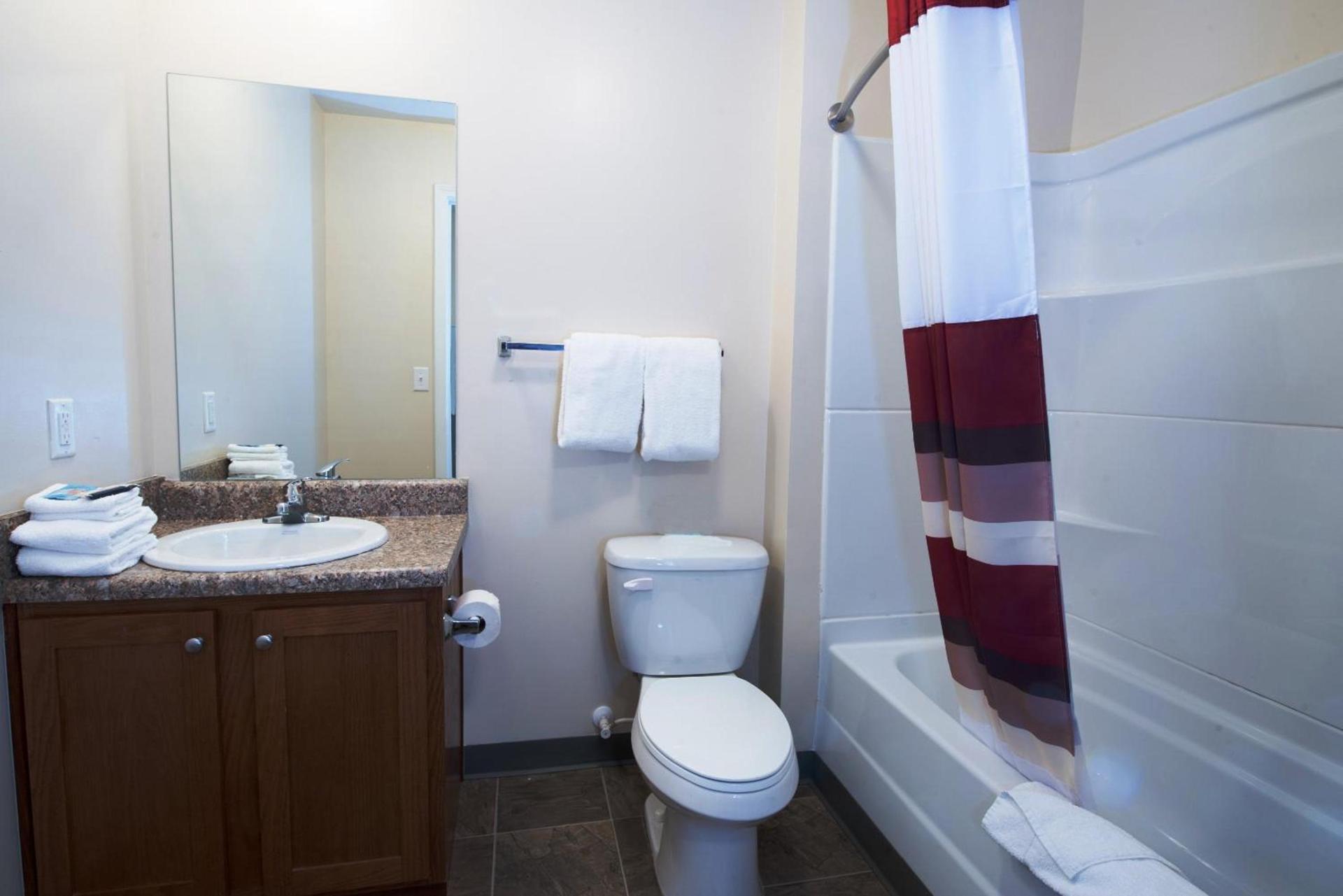 Red Roof Inn & Suites Dickinson photo 32