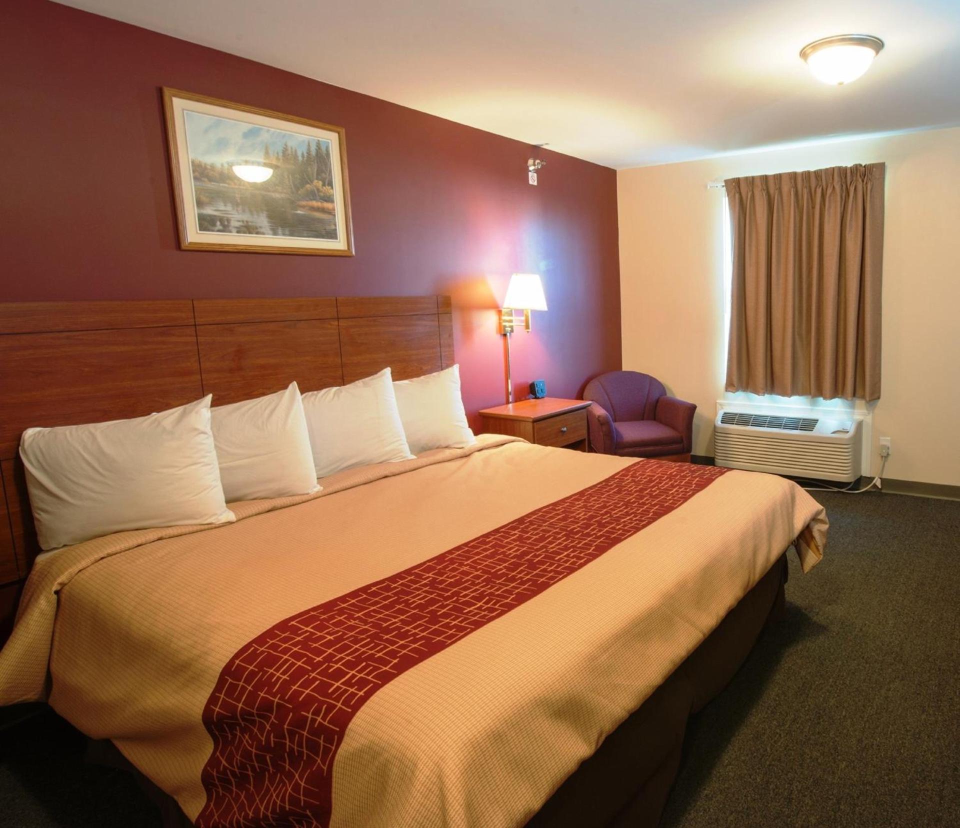 Red Roof Inn & Suites Dickinson photo 15