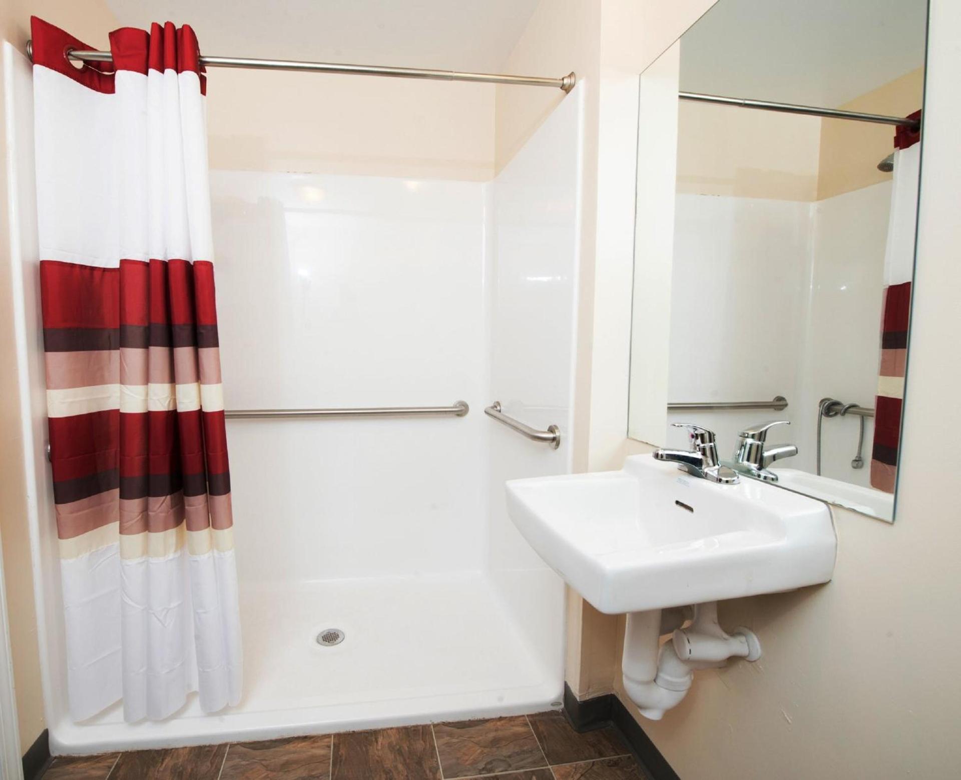 Red Roof Inn & Suites Dickinson photo 33