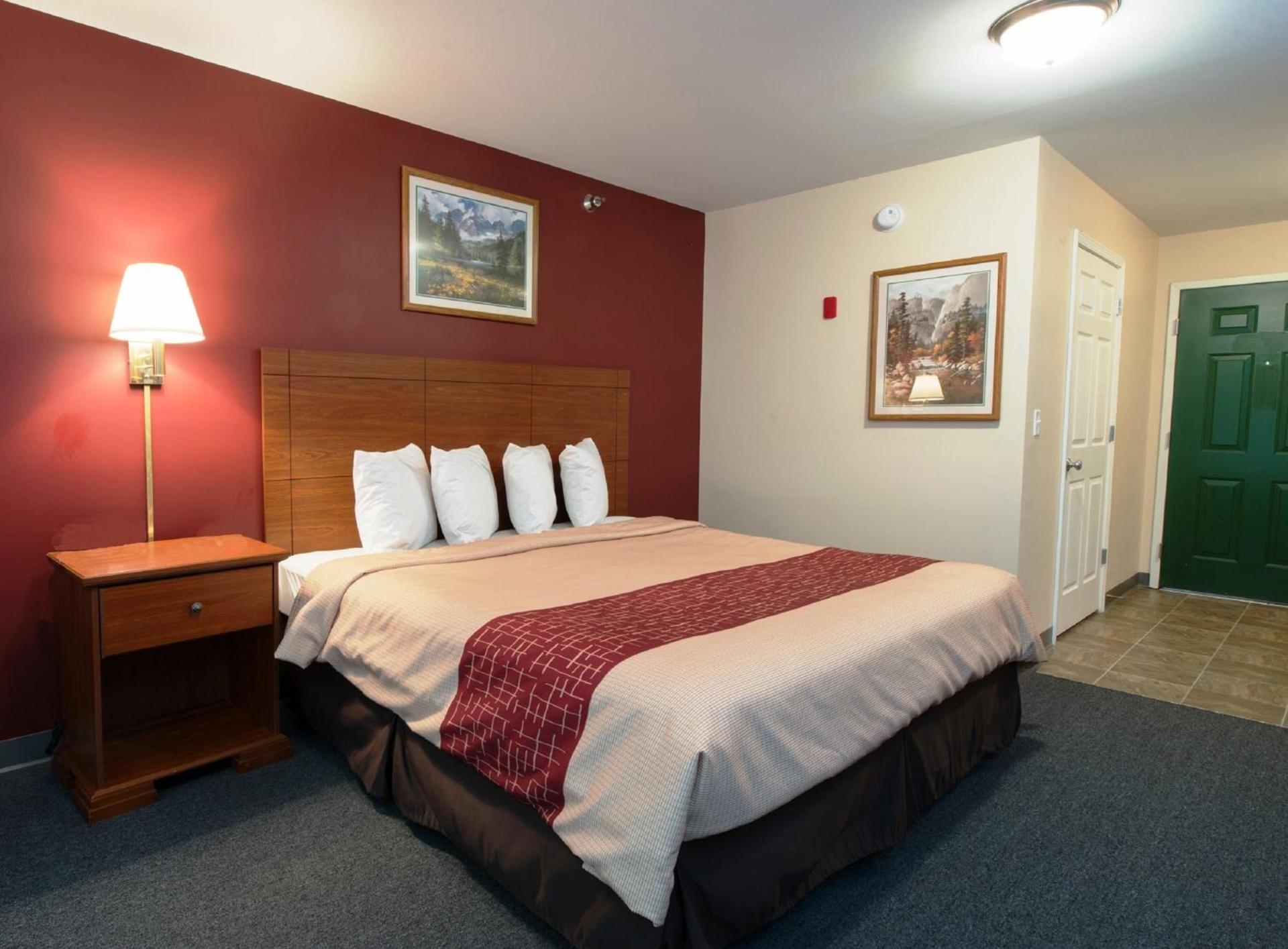 Red Roof Inn & Suites Dickinson photo 17