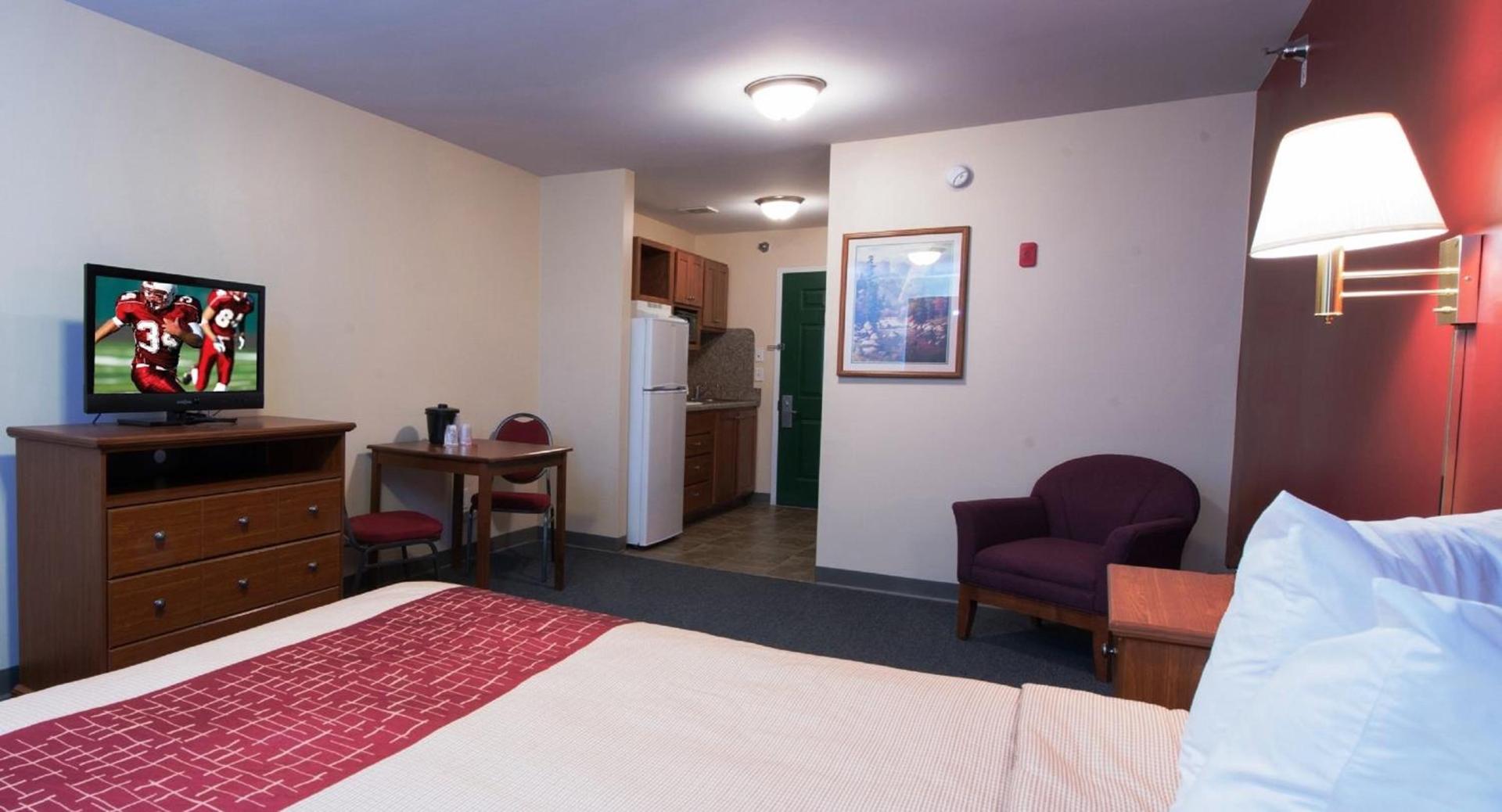 Red Roof Inn & Suites Dickinson photo 26