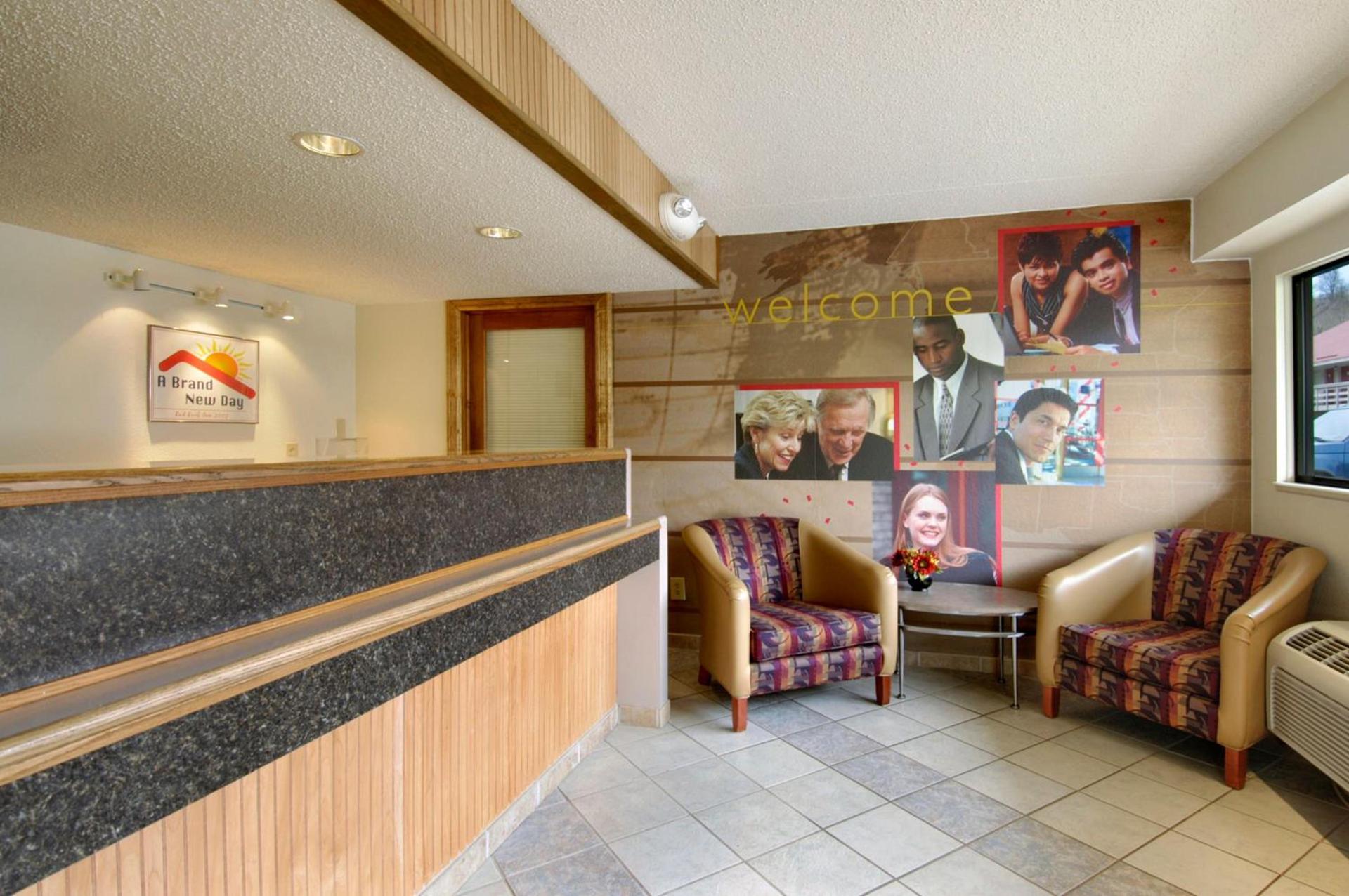 Red Roof Inn Parkersburg photo 2