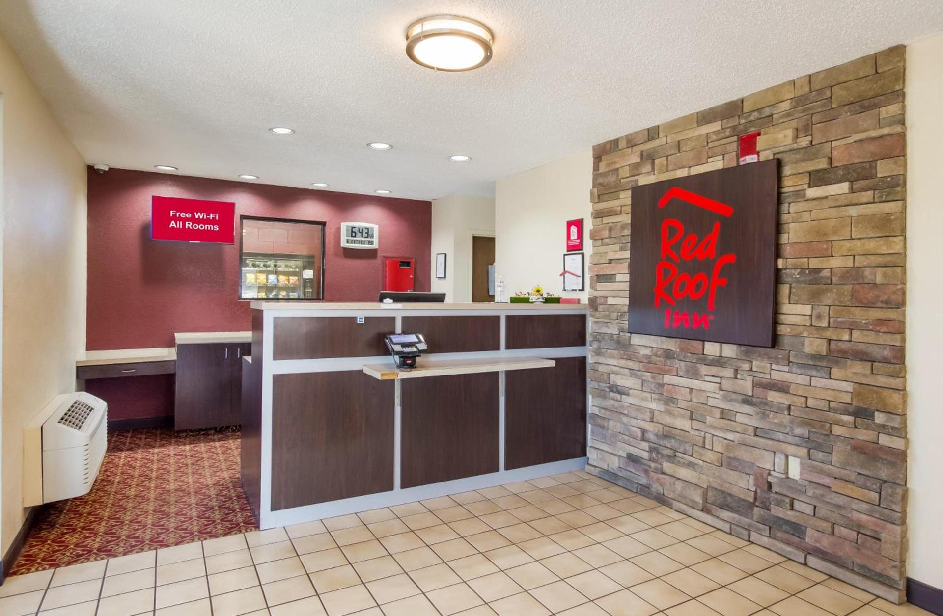 Red Roof Inn Shelbyville photo 12