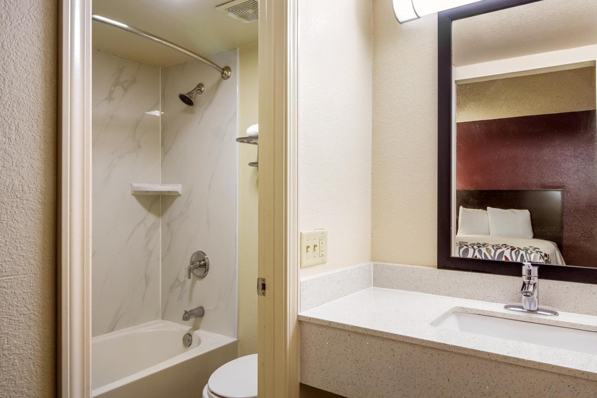 Red Roof Inn Houston East I-10 photo 22