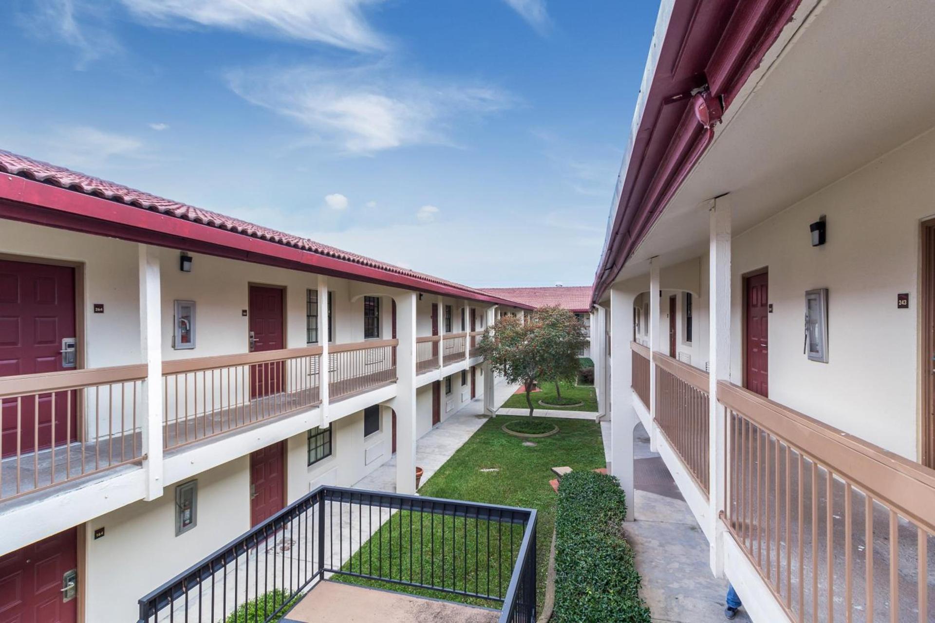 Red Roof Inn Houston East I-10 photo 3