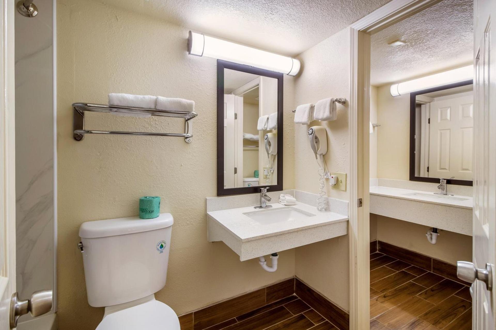 Red Roof Inn Houston East I-10 photo 24