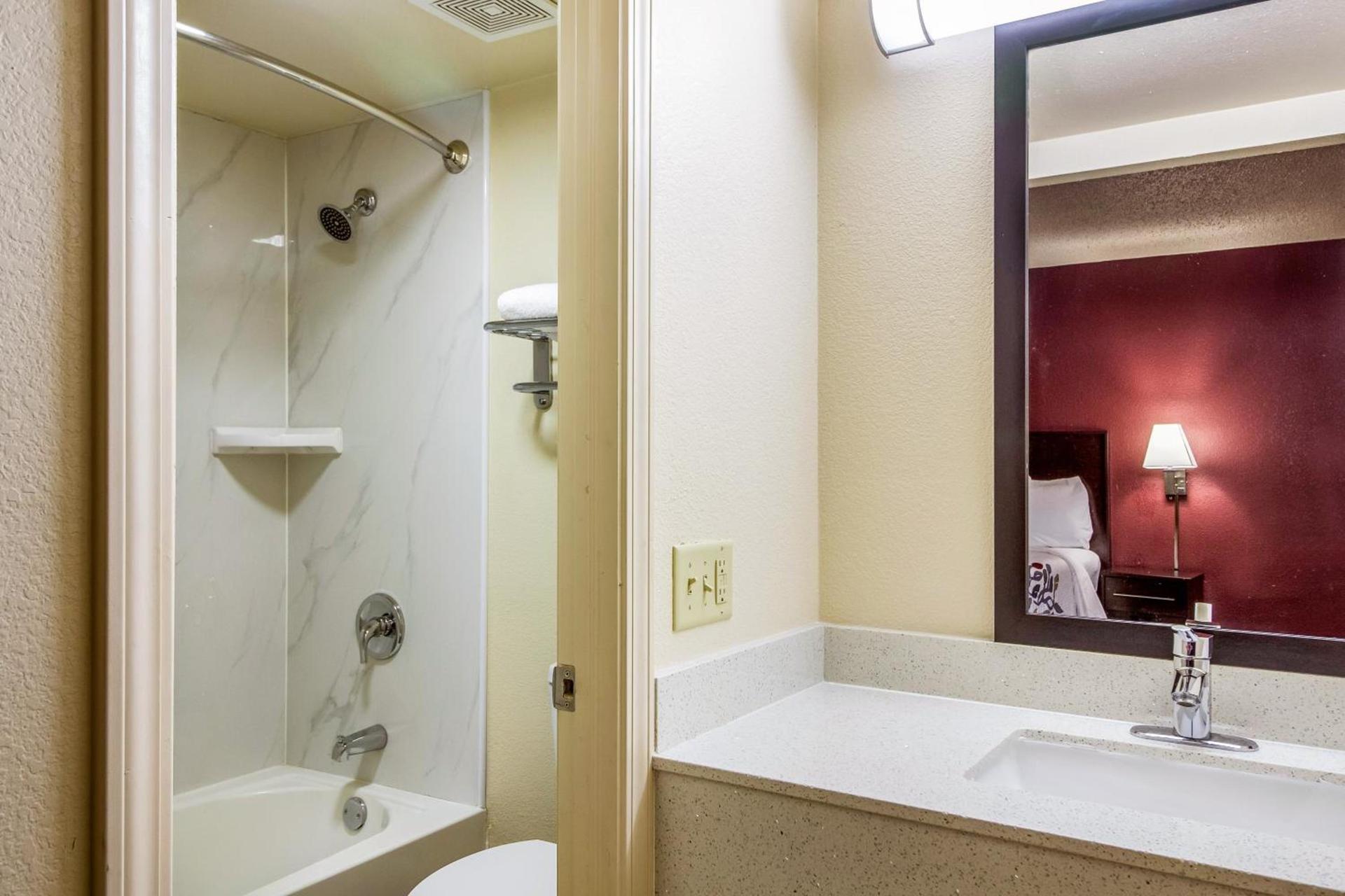 Red Roof Inn Houston East I-10 photo 25