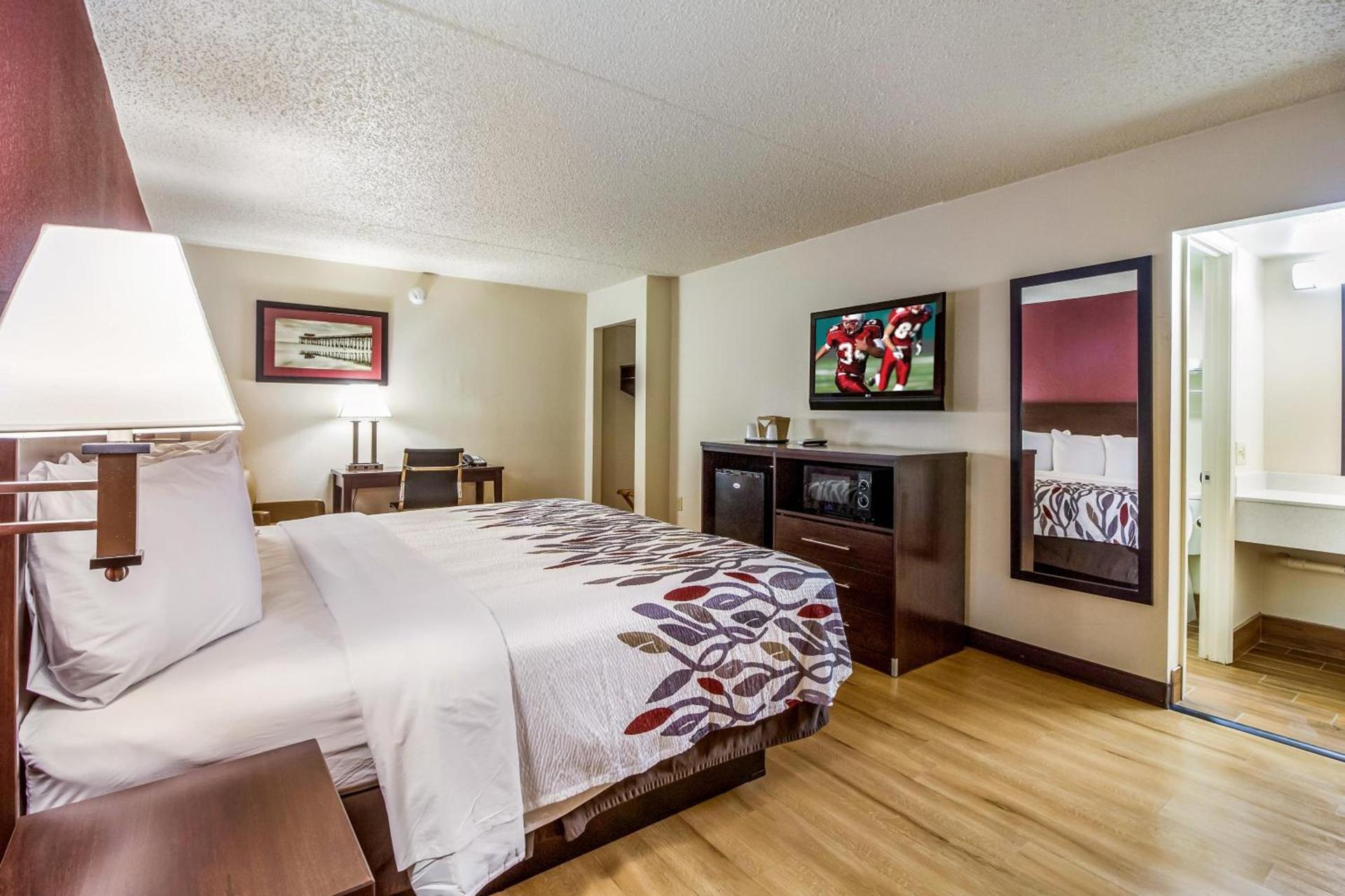Red Roof Inn Houston East I-10 photo 18
