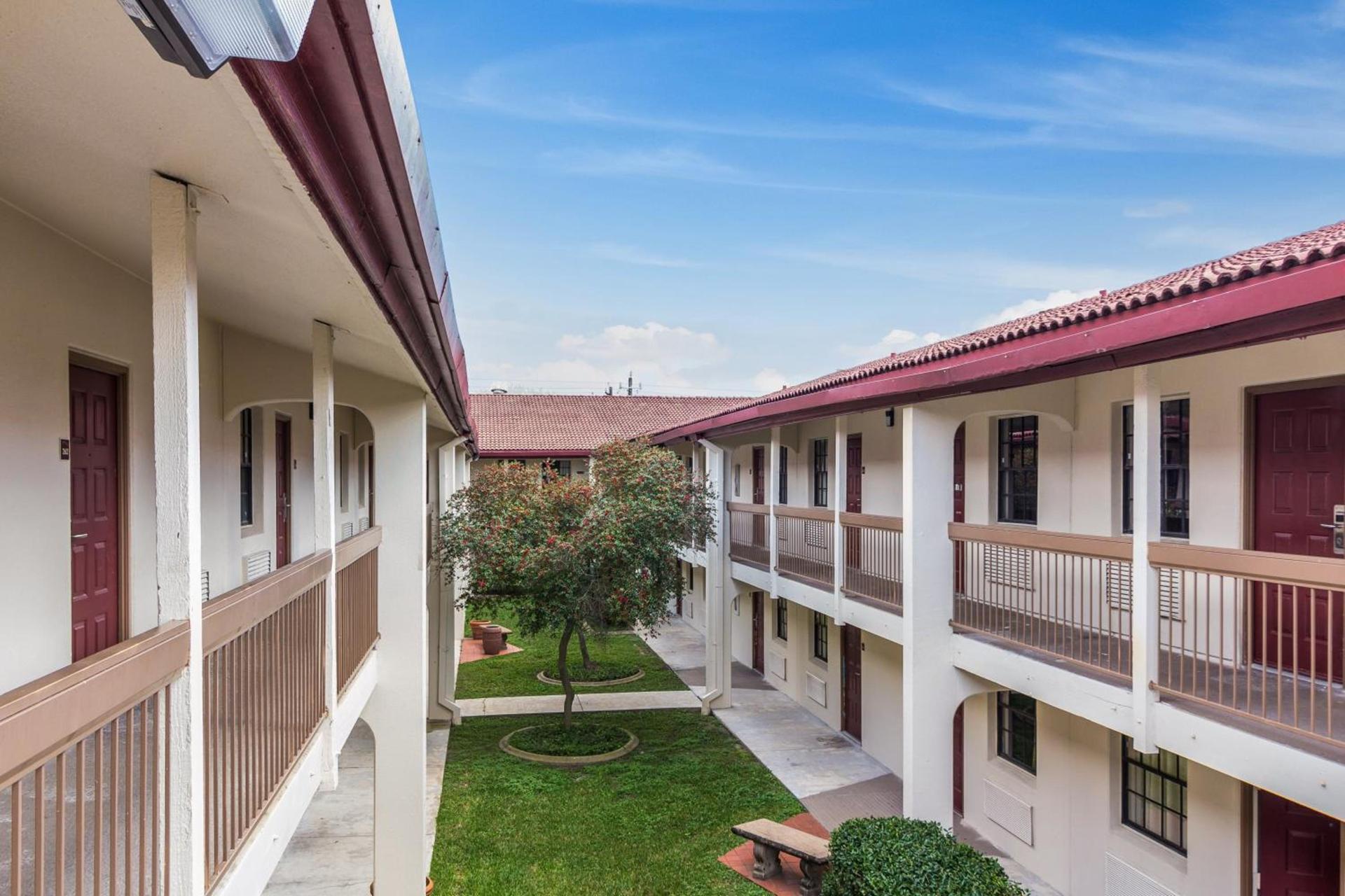 Red Roof Inn Houston East I-10 photo 2