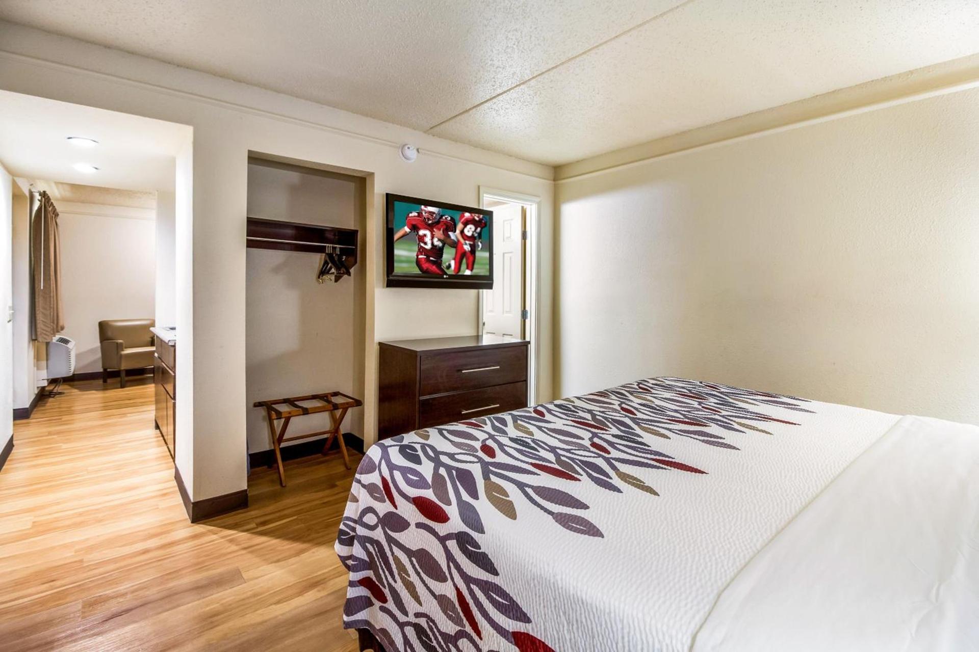 Red Roof Inn Houston East I-10 photo 13