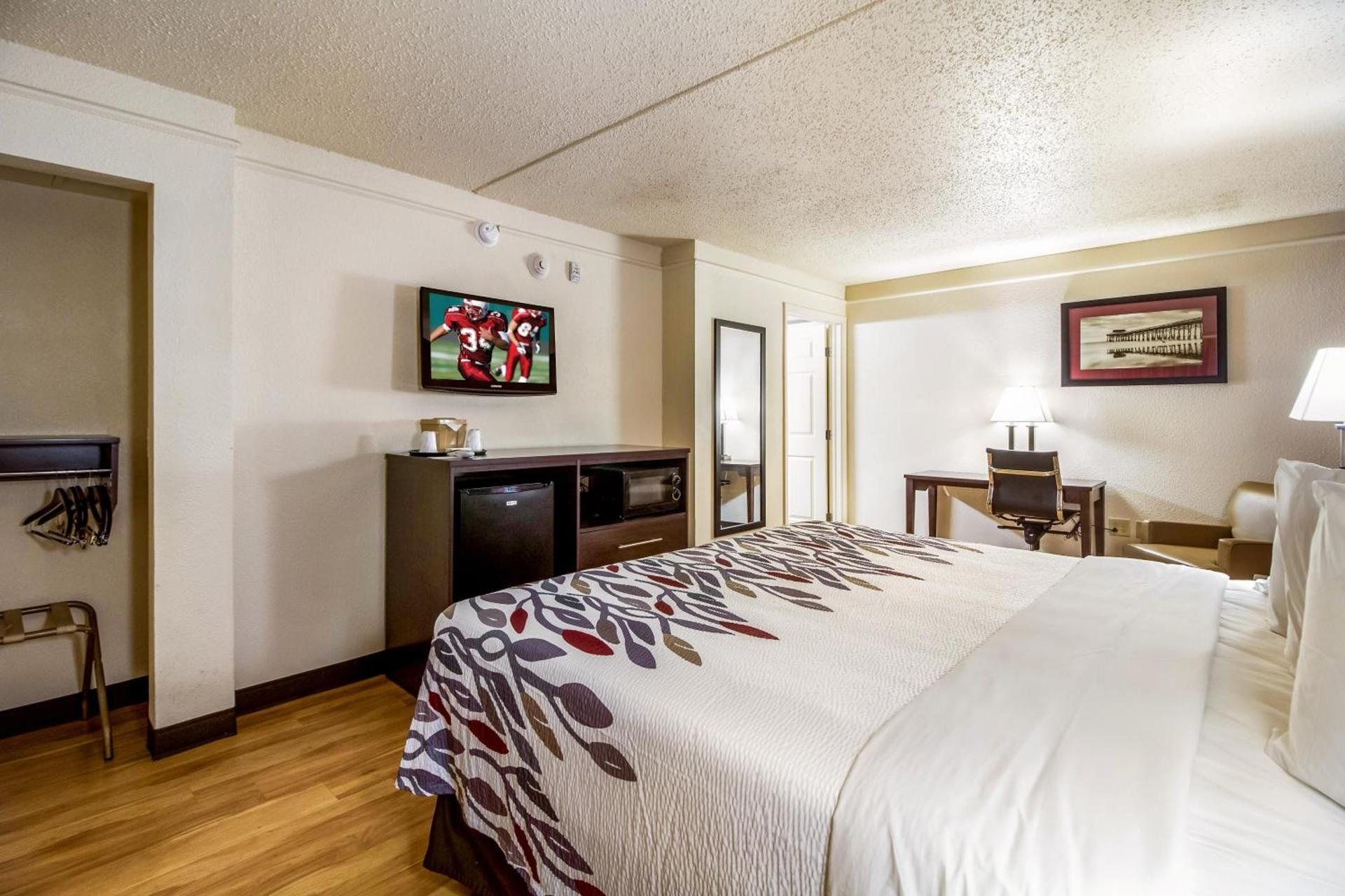 Red Roof Inn Houston East I-10 photo 20