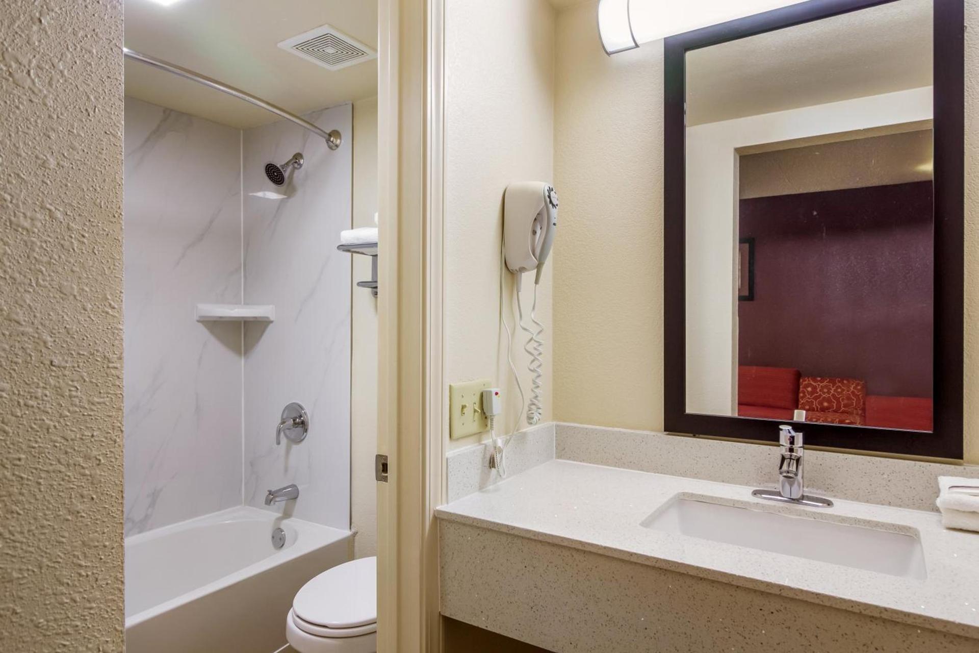 Red Roof Inn Houston East I-10 photo 26