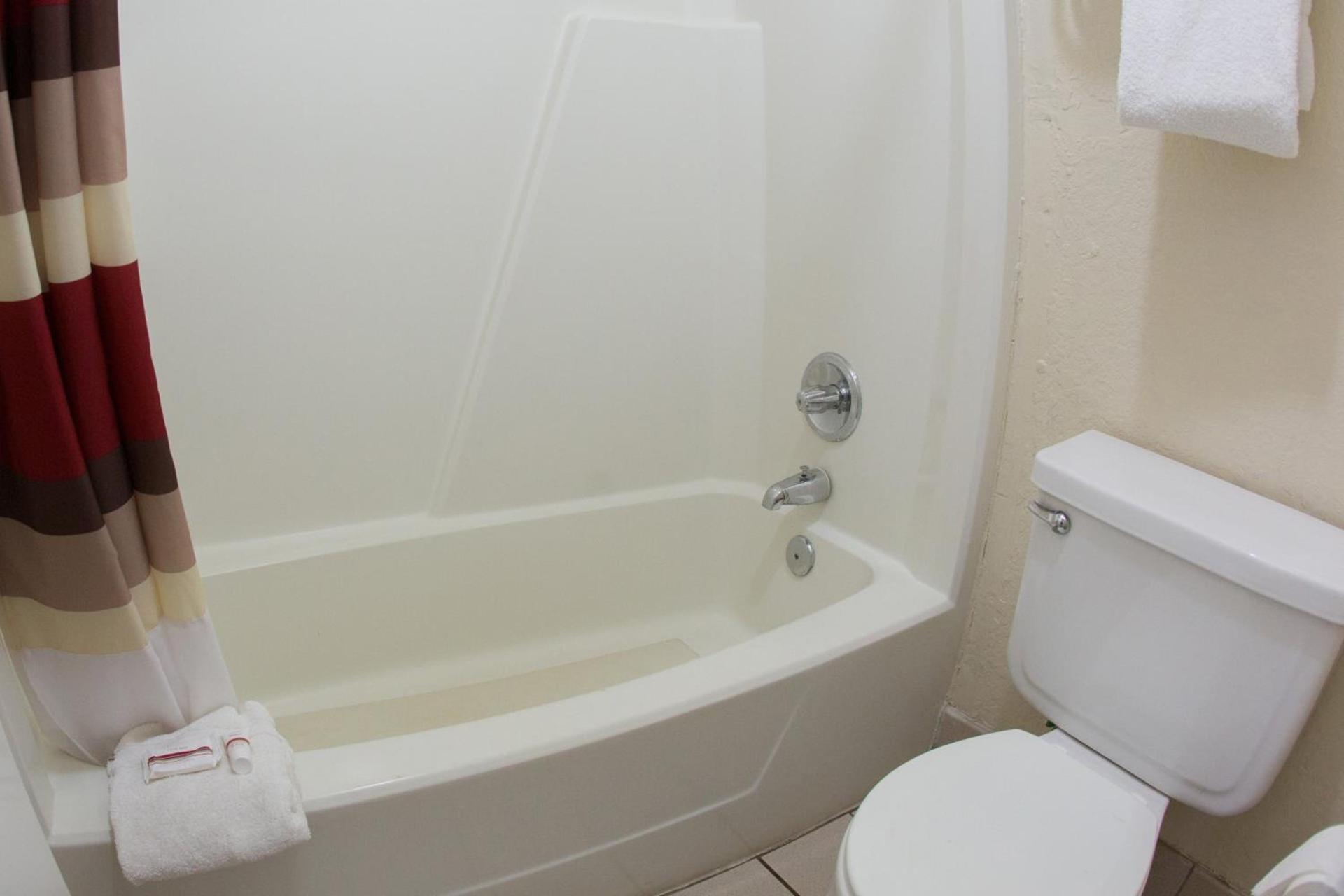 Red Roof Inn Ardmore photo 24