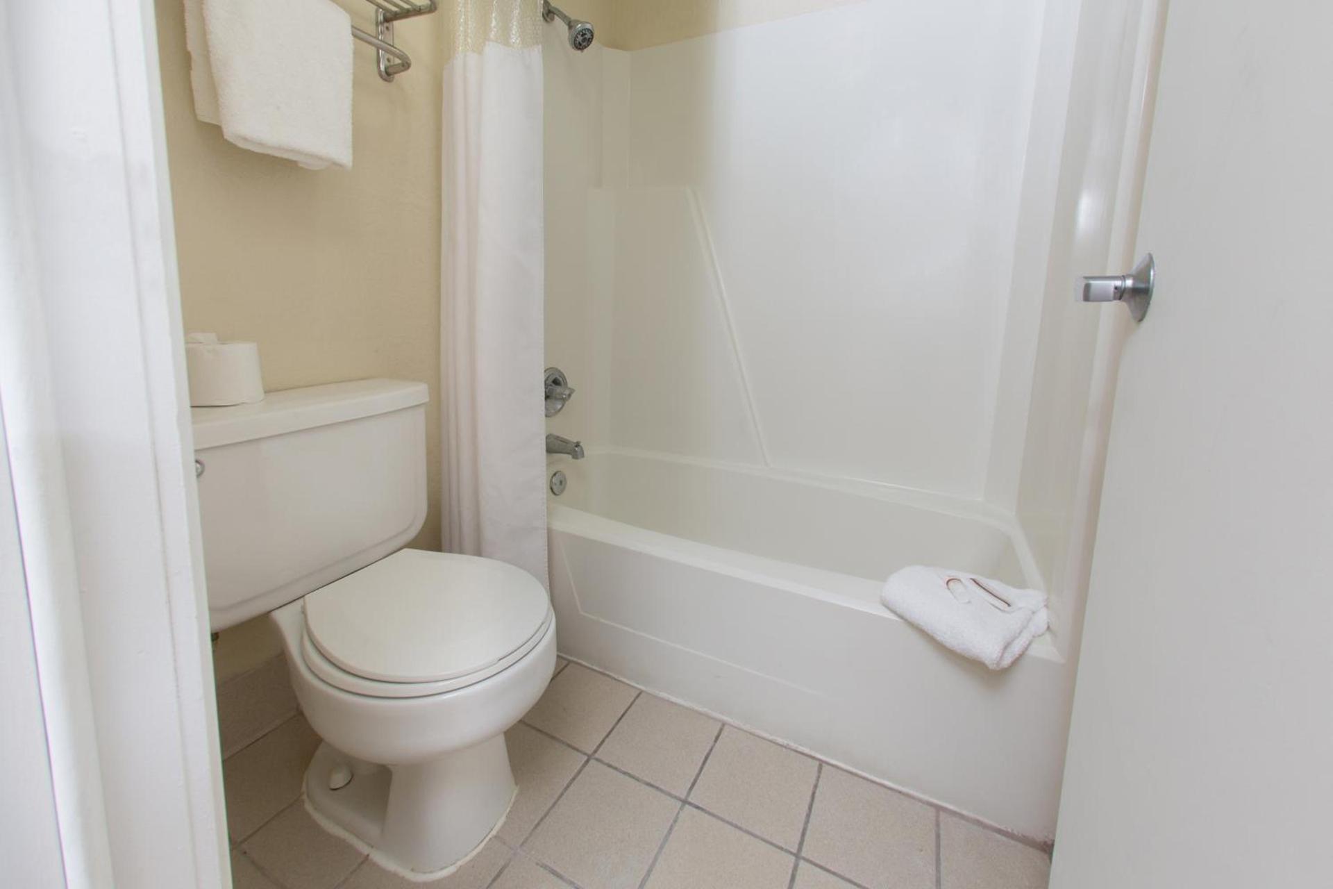 Red Roof Inn Ardmore photo 23