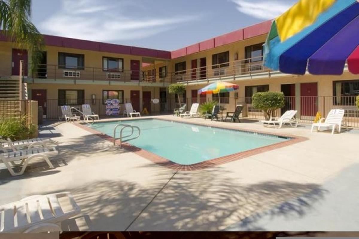 Red Roof Inn Bakersfield photo 1