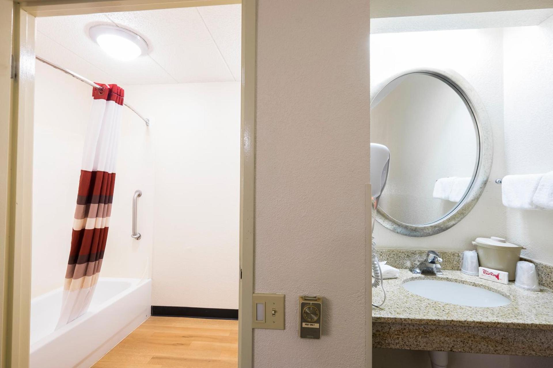 Red Roof Inn Parsippany photo 26