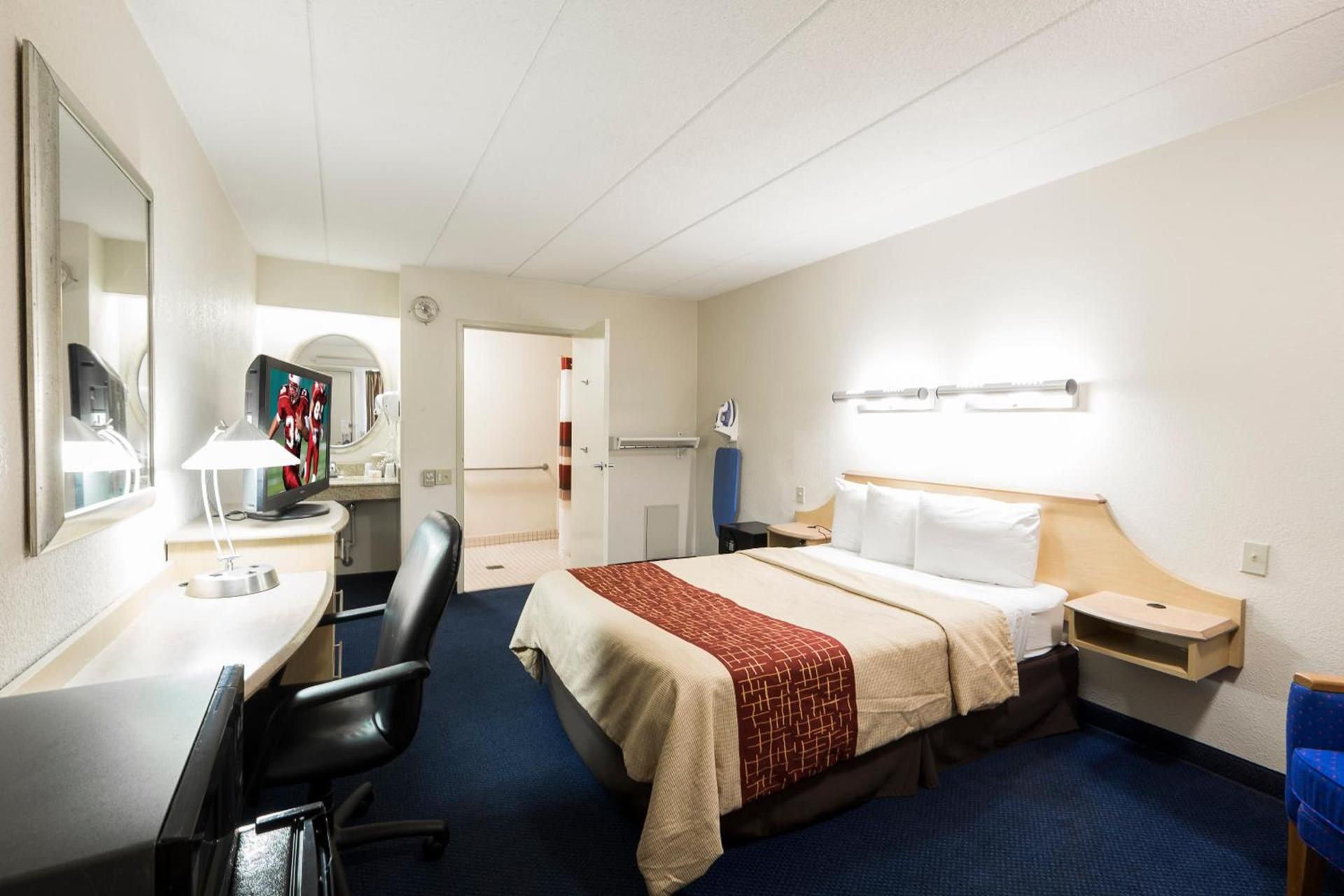 Red Roof Inn Parsippany photo 17