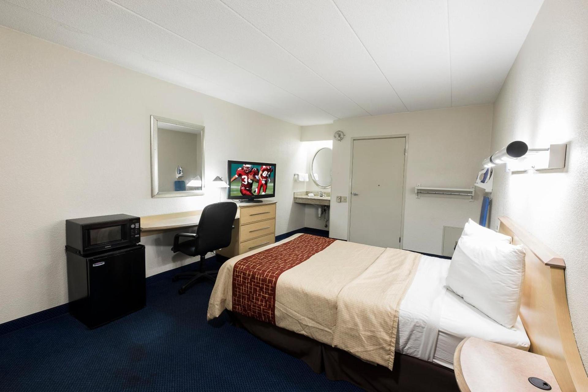Red Roof Inn Parsippany photo 18