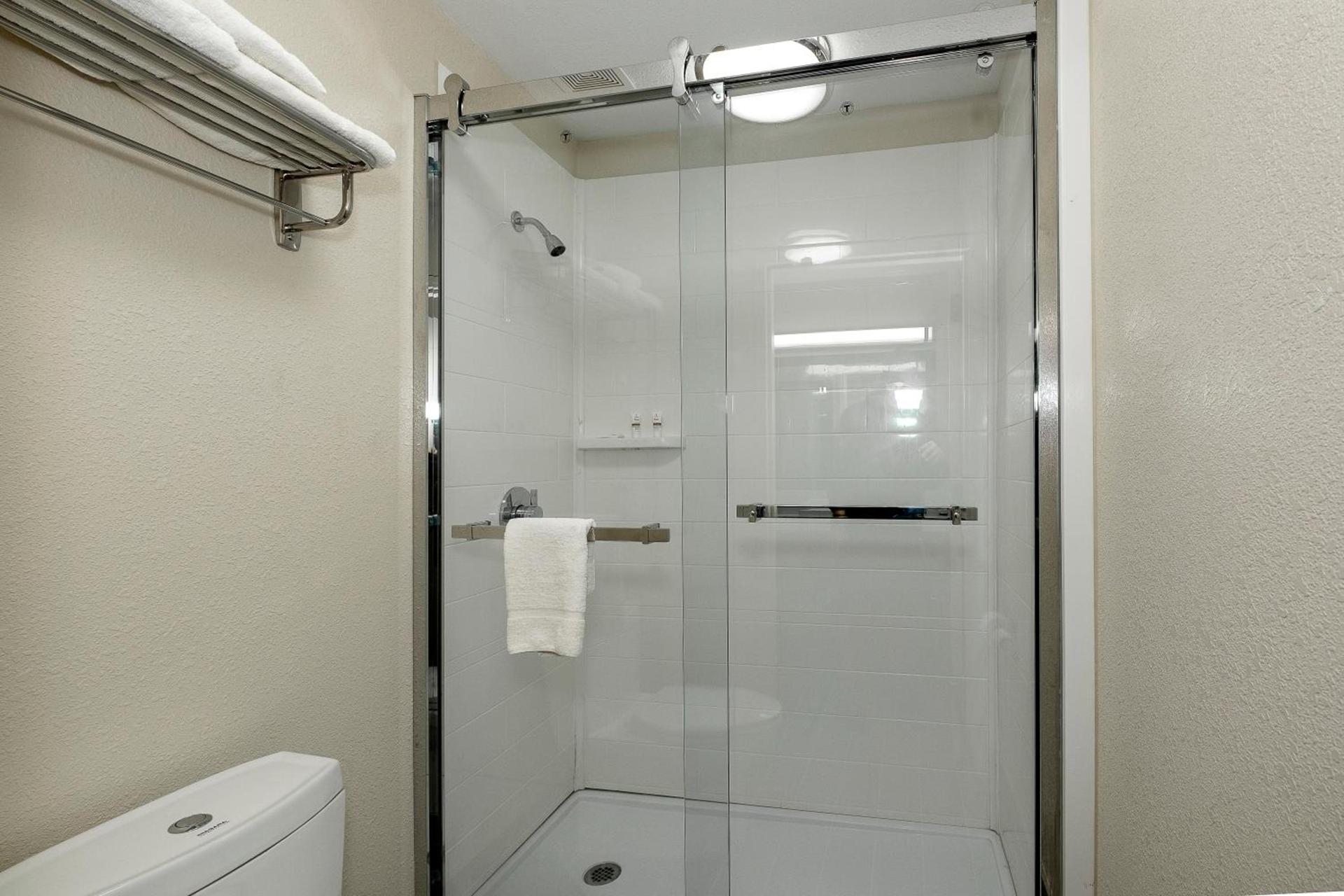 Red Roof Inn Freehold photo 16