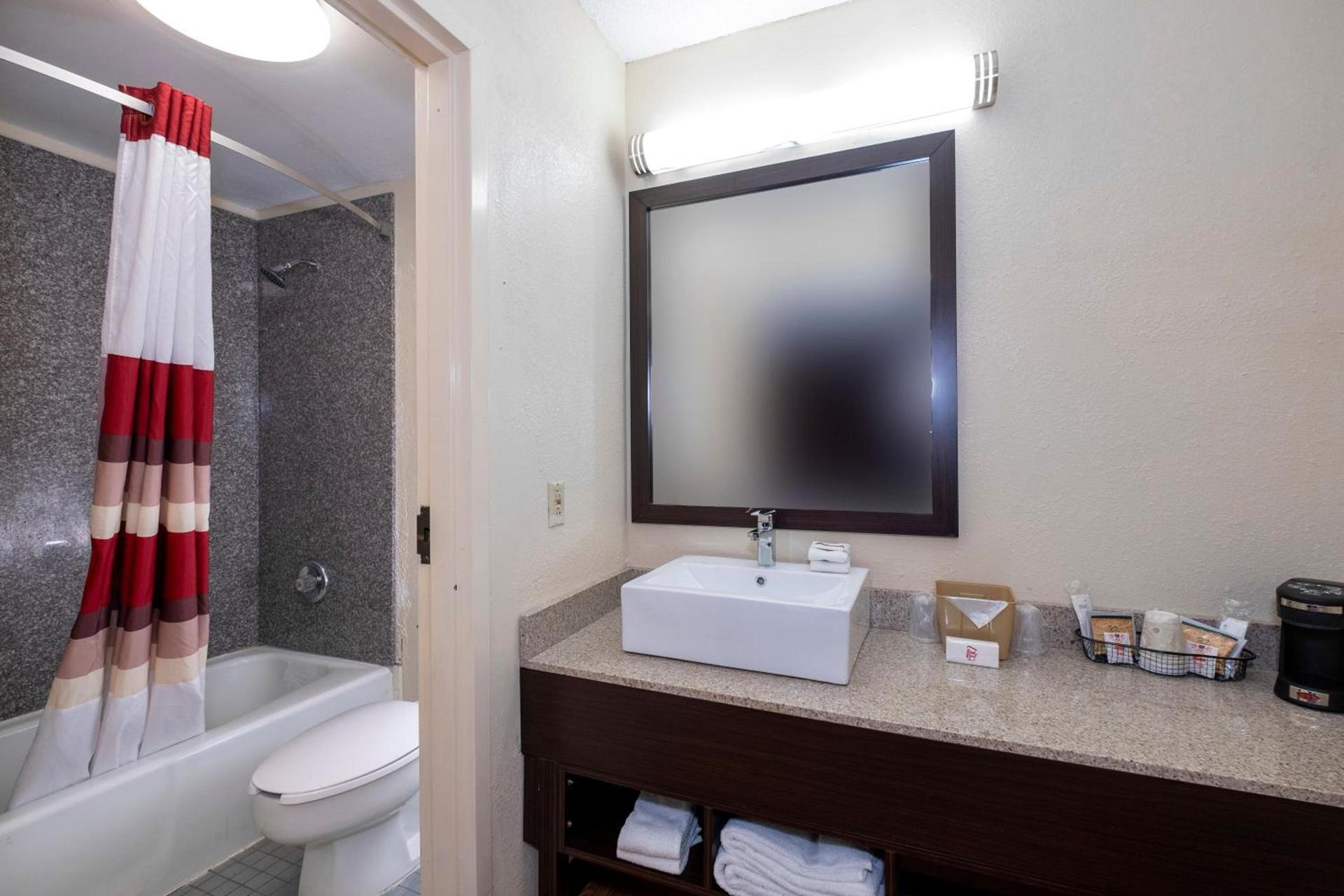 Red Roof Inn Kenly - I-95 photo 18