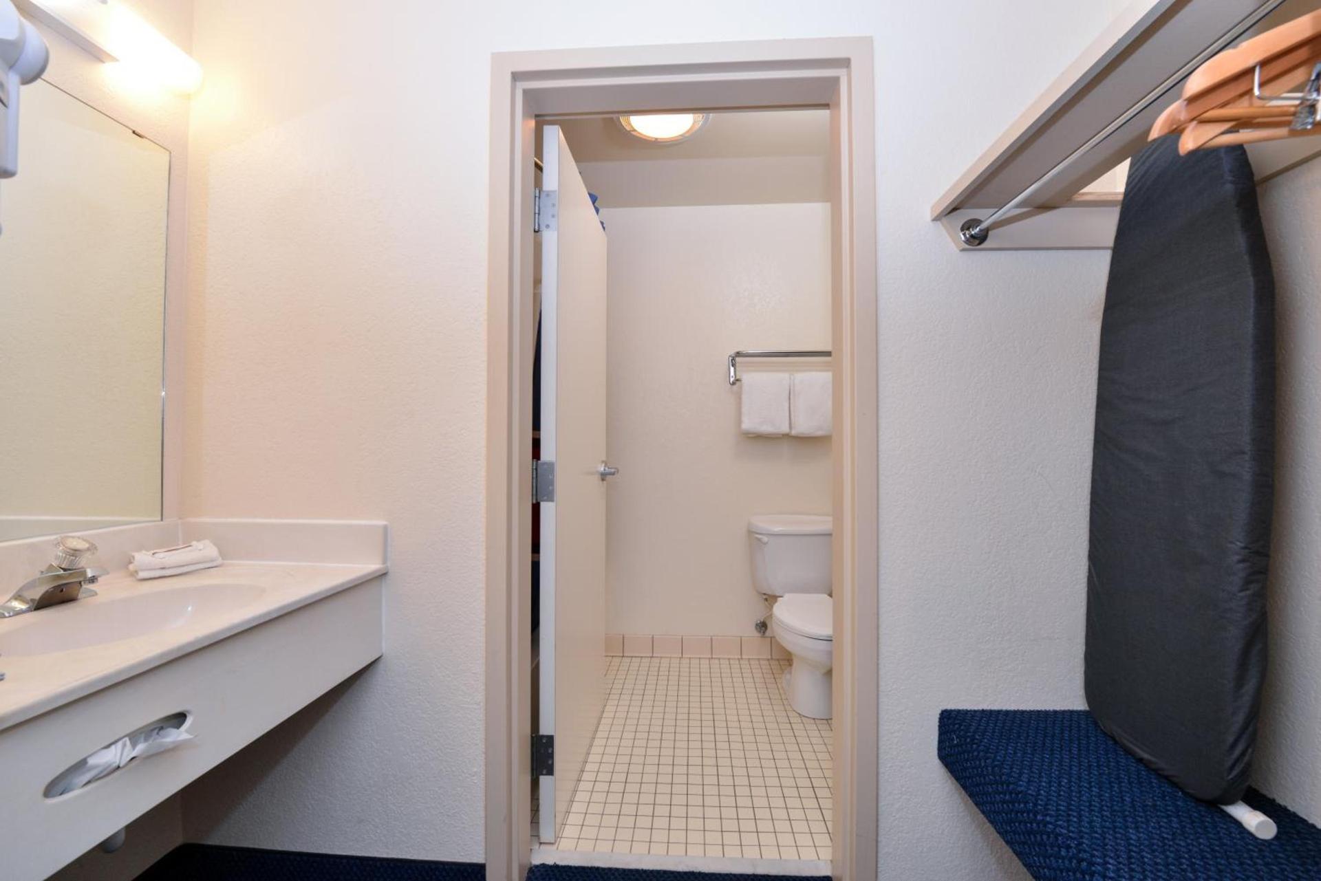 Red Roof Inn Clyde photo 24