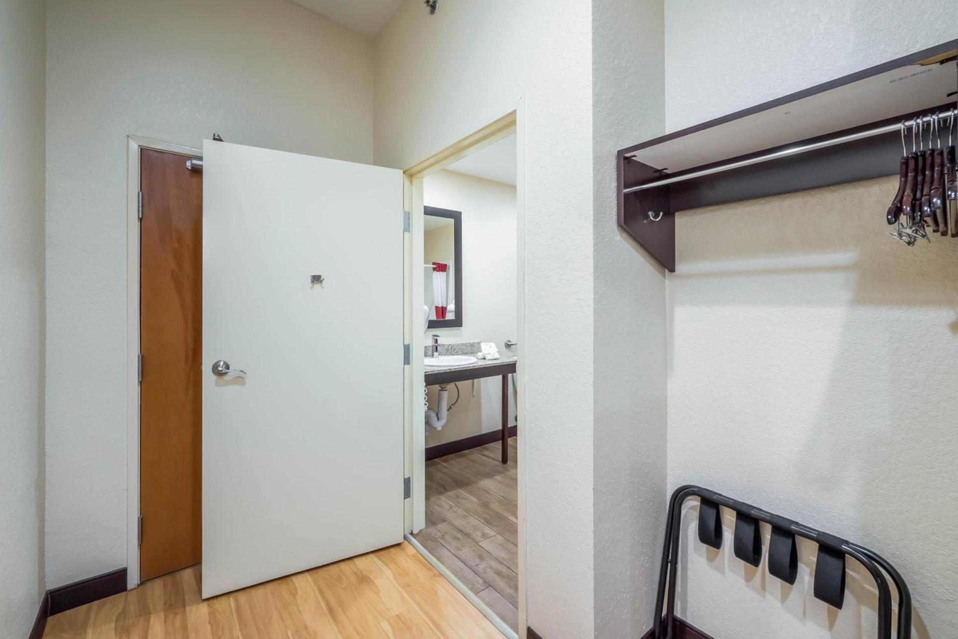 Red Roof Inn Ocala photo 14