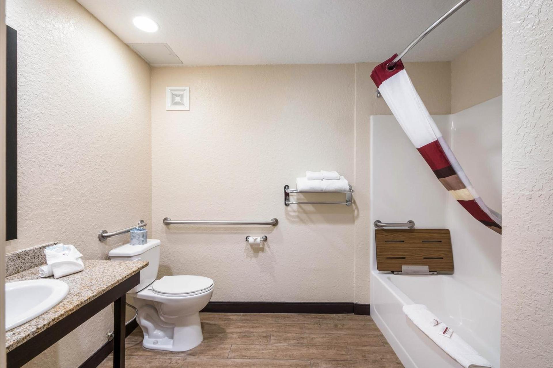 Red Roof Inn Ocala photo 17