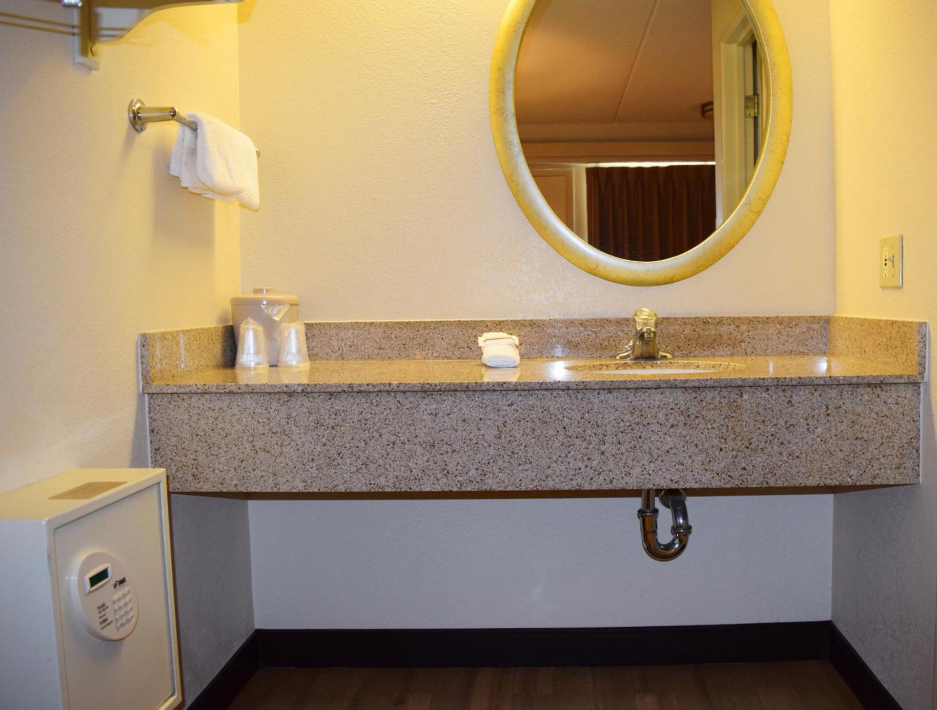 Red Roof Inn Syracuse photo 23
