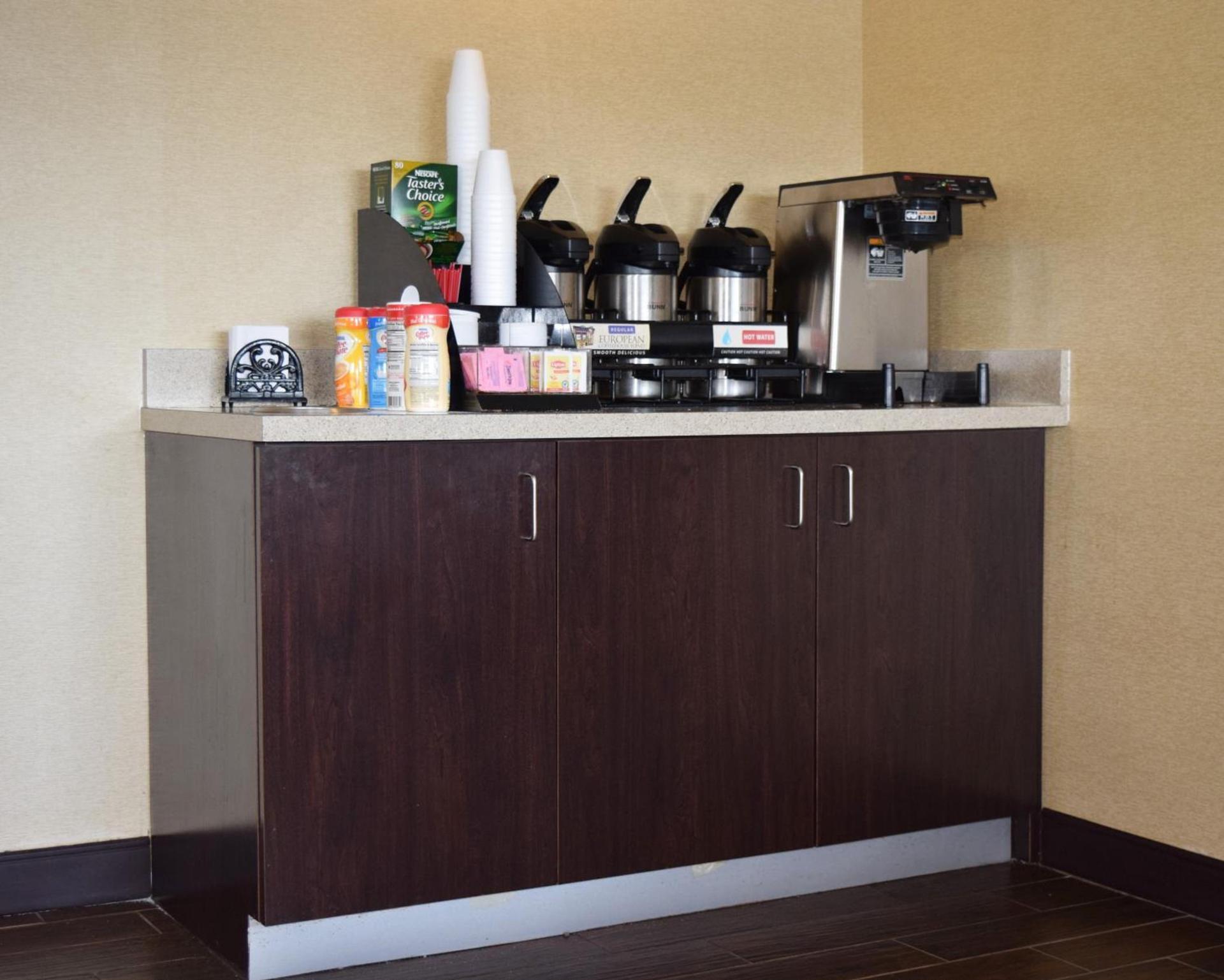 Red Roof Inn Syracuse photo 3