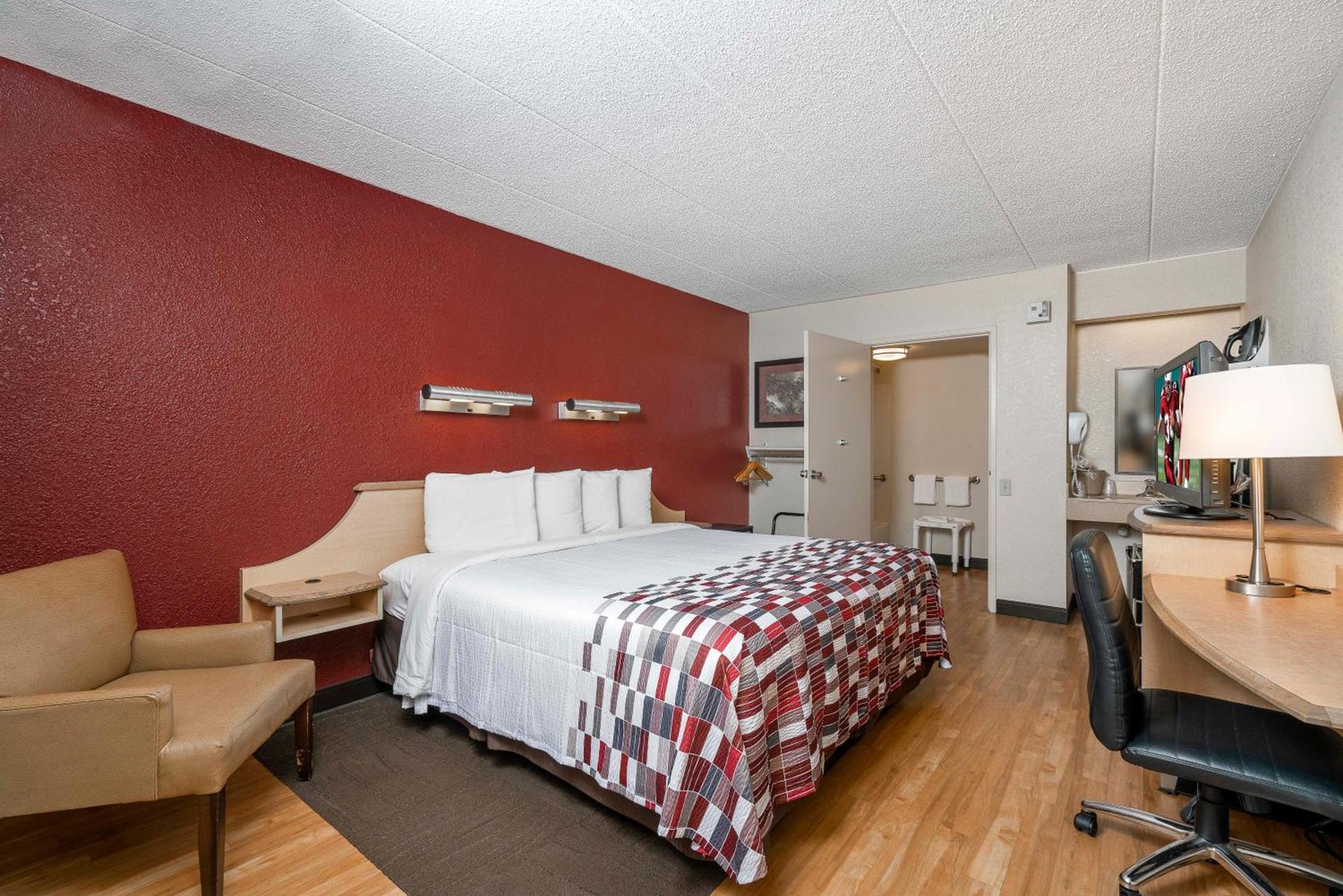 Red Roof Inn Syracuse photo 19