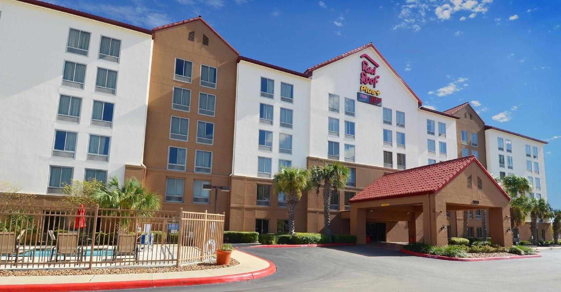 Red Roof Inn PLUS+ San Antonio Downtown - Riverwalk photo 2