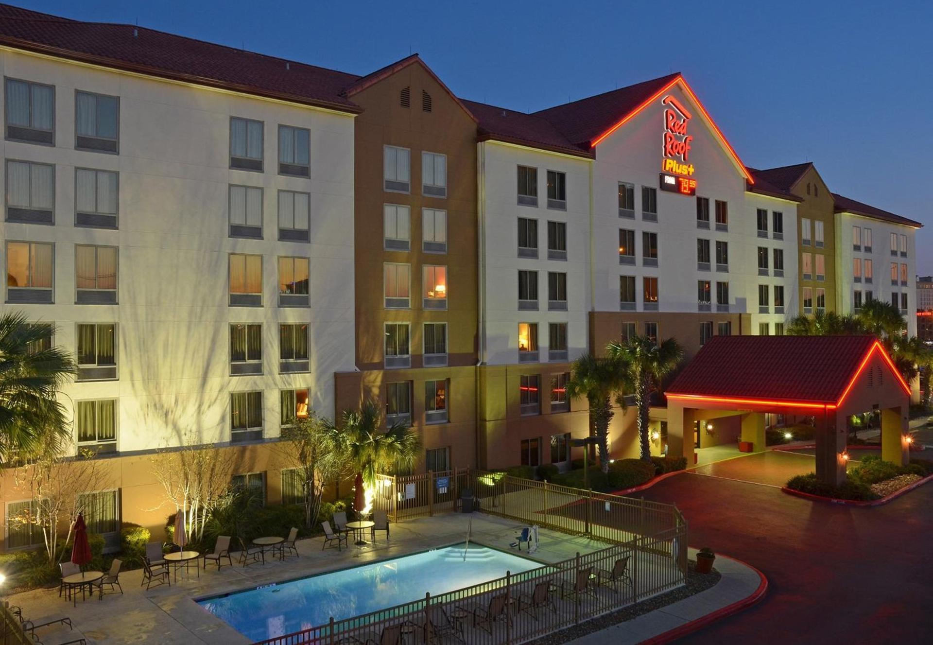 Red Roof Inn PLUS+ San Antonio Downtown - Riverwalk photo 1