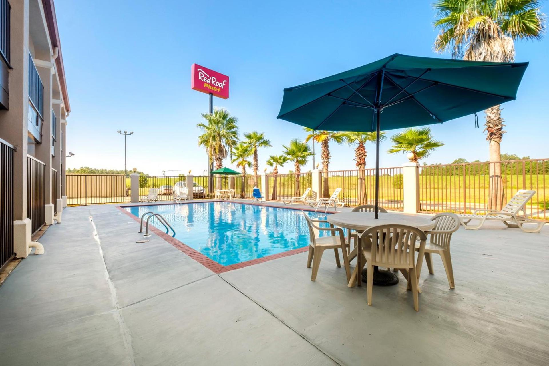 Red Roof Inn PLUS+ Hammond photo 11