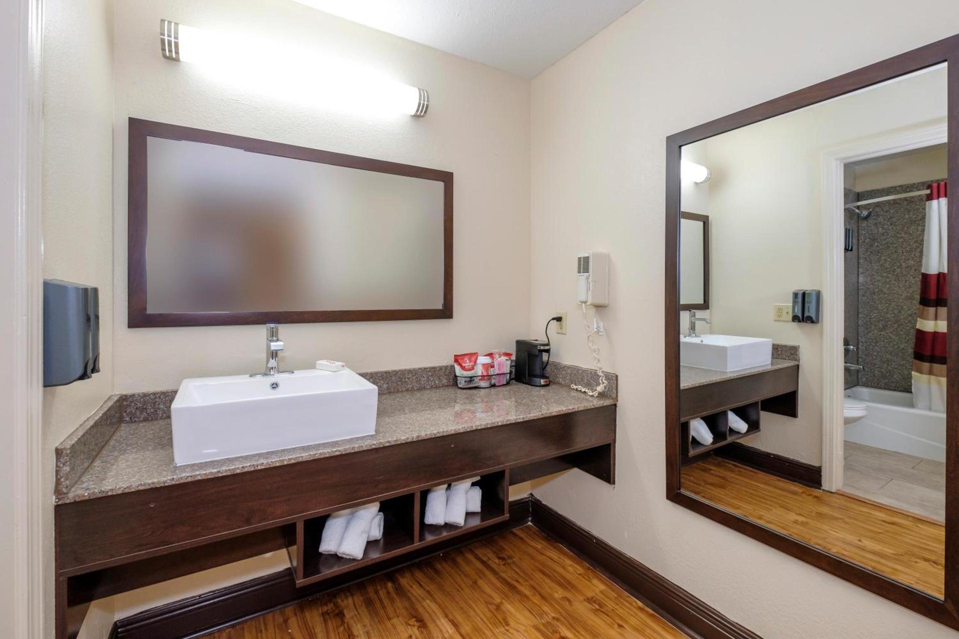 Red Roof Inn PLUS+ Hammond photo 42
