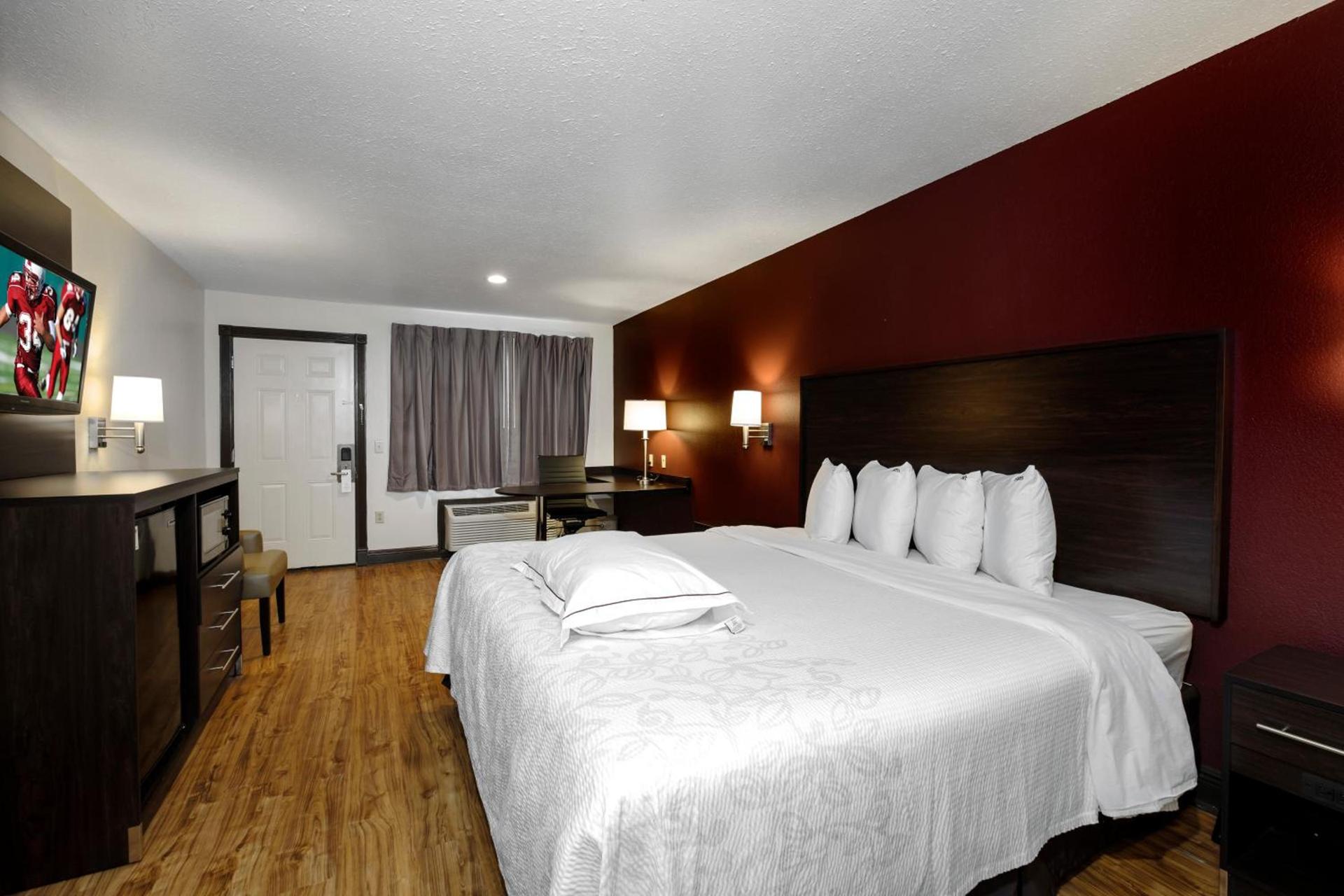 Red Roof Inn PLUS+ Hammond photo 16
