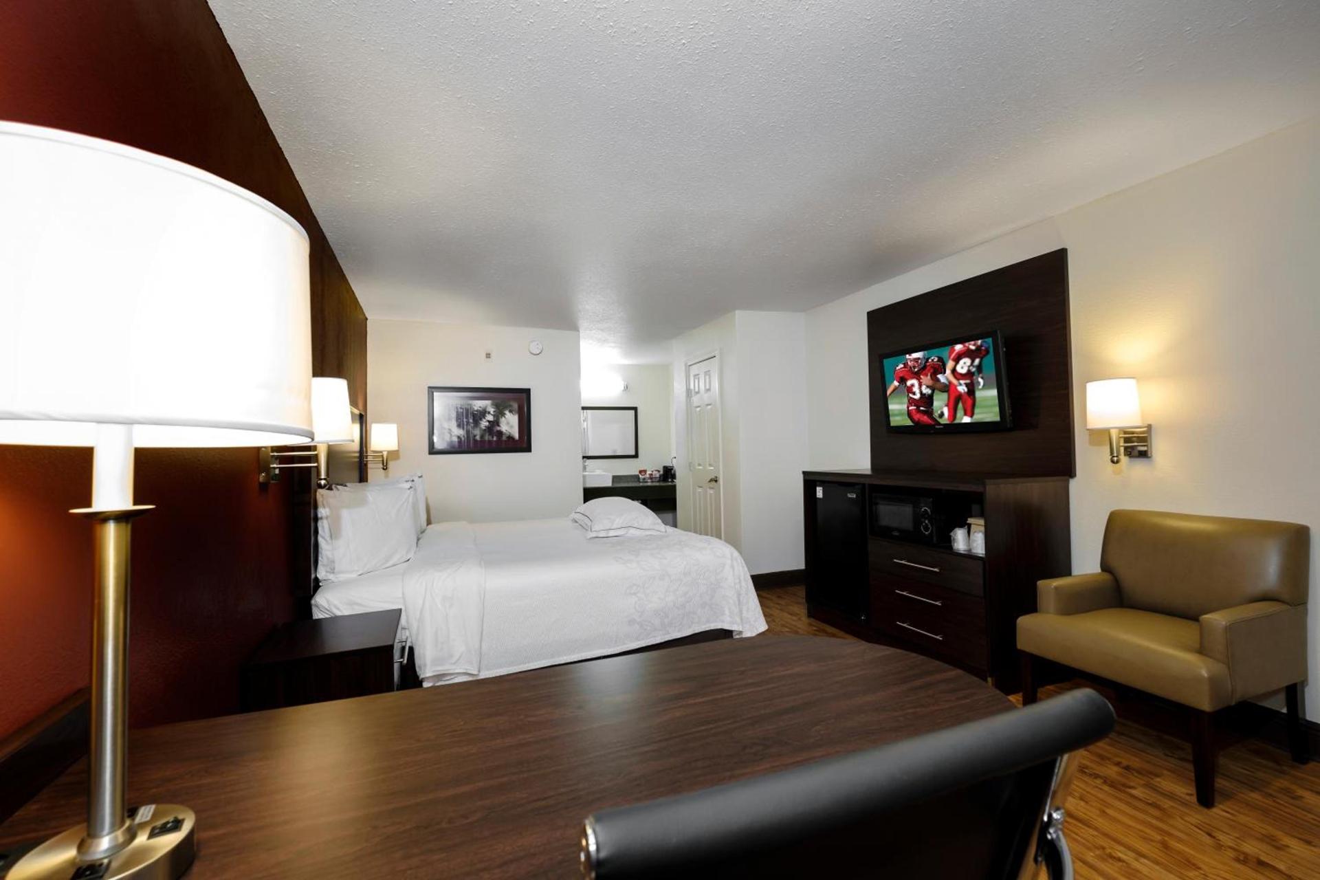 Red Roof Inn PLUS+ Hammond photo 18