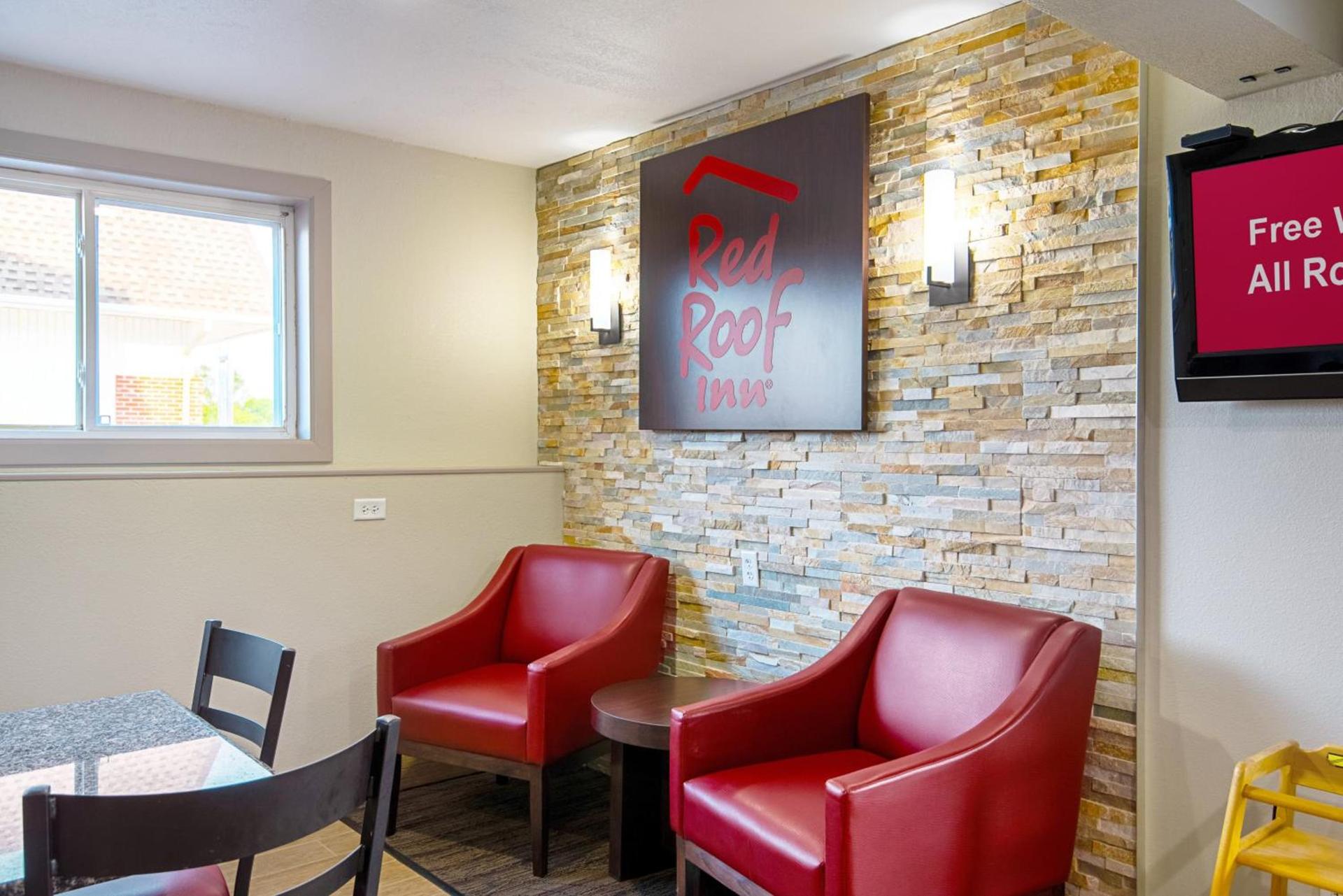 Red Roof Inn Cameron photo 8
