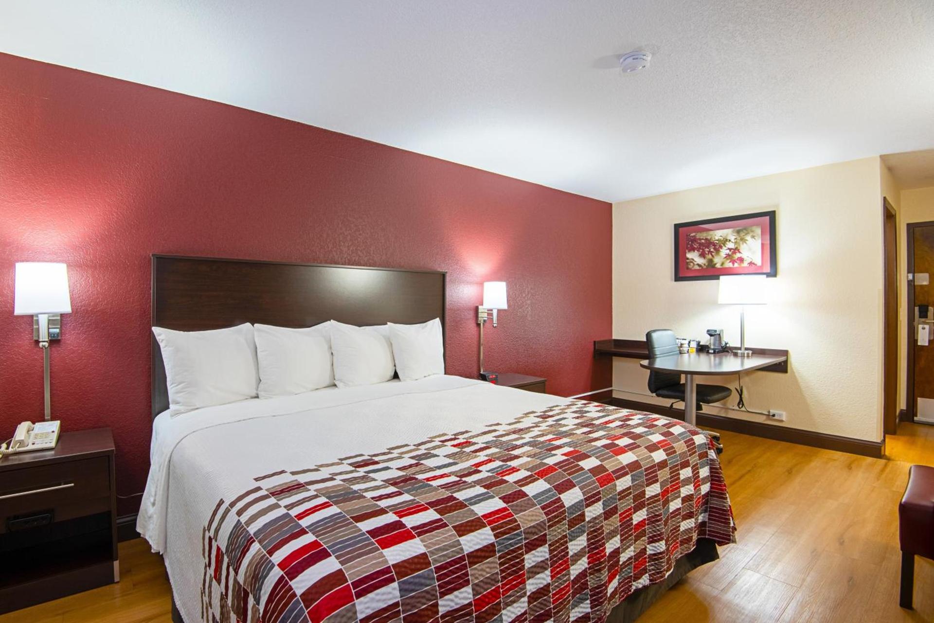 Red Roof Inn Cameron photo 17