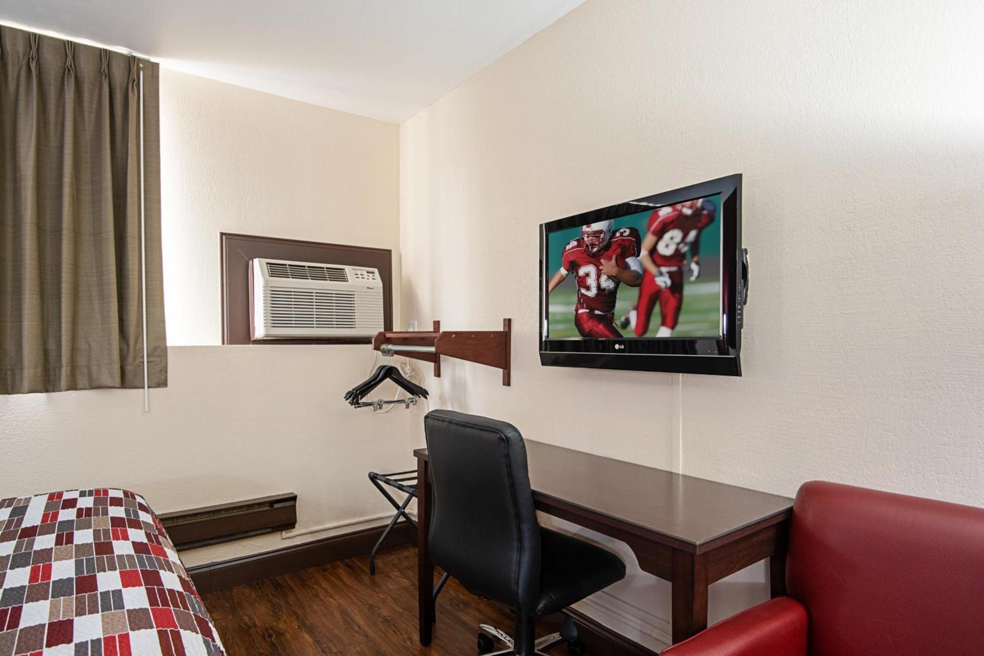 Red Roof Inn Cameron photo 31